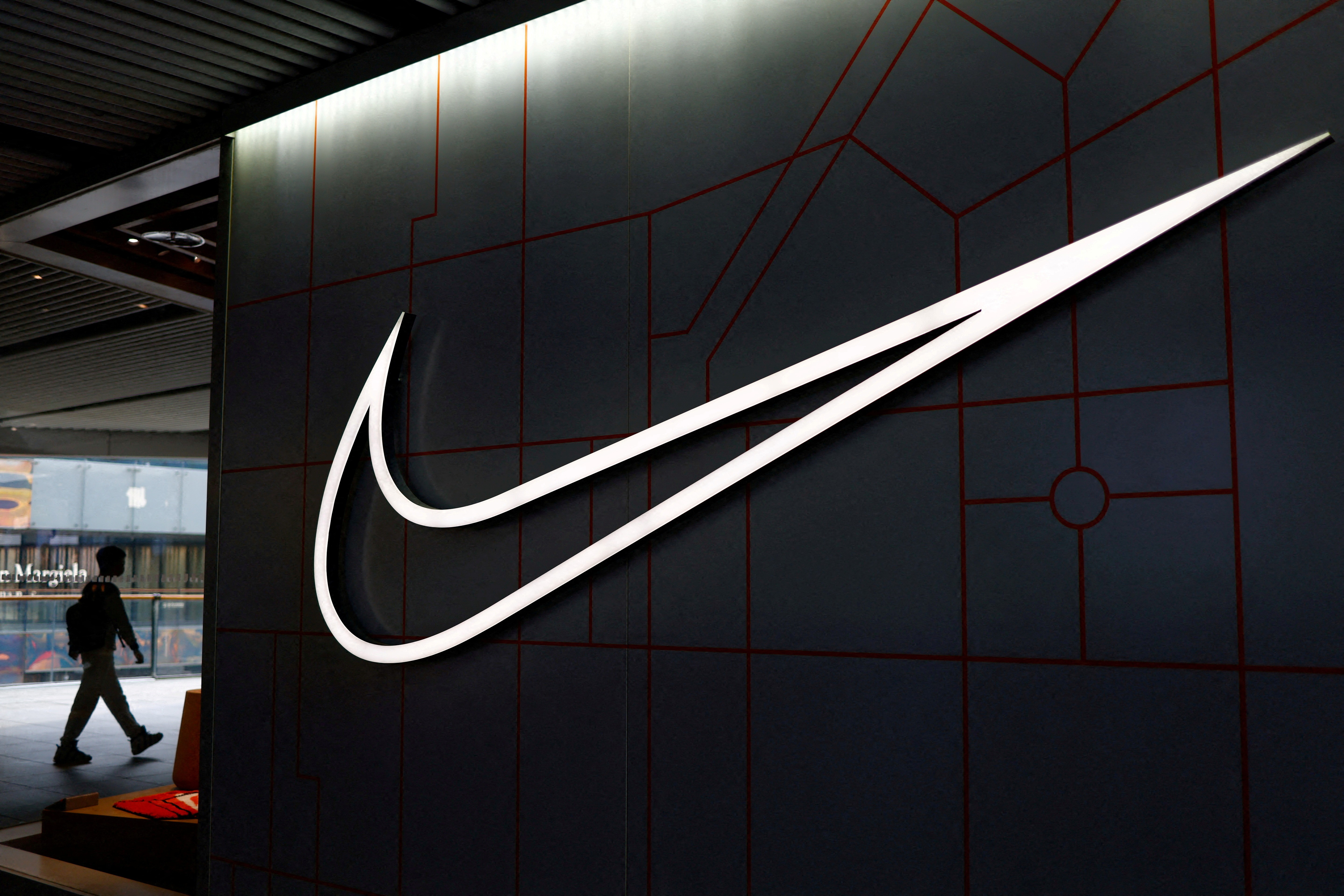A Nike voltou aos holofotes pelos motivos errados. Depois de mais um trimestre difícil, a gigante do esporte confirmou uma nova rodada de demissões e uma reorganização completa das suas divisões globais, com as vendas na China despencando 26%.

Em vez de apostar em produtos novos e ousados, a empresa corre atrás de 2,5 bilhões de dólares em economia até 2031, cortando empregos e enxugando operações enquanto as ações caem 8,5% no pregão estendido.

Mais uma vez, quem paga a conta são os trabalhadores, vítimas de uma estratégia baseada em descontos, lançamentos fracassados e lucro de curto prazo. Inovação de verdade, e quem a constrói, merece algo melhor que mais um corte de custos.