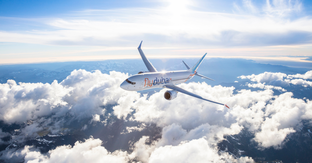 A flydubai está comemorando um marco importante: alcança 100 aeronaves na frota, com 11 novos Boeing 737 MAX chegando ainda em 2026. A expansão amplia rotas, aumenta a capacidade em trechos de alta demanda e reforça uma das frotas mais jovens e econômicas em consumo de combustível.

Além do crescimento, a companhia inicia um programa de retrofit em 21 aeronaves ao longo dos próximos 12 meses. A atualização instala assentos totalmente reclináveis na Cabine Executiva e compartimentos Space Bins da Boeing, ampliando a capacidade de bagagem de mão e tornando o embarque mais fluido.

É um investimento claro em conforto a bordo e na estratégia de longo prazo da frota.
