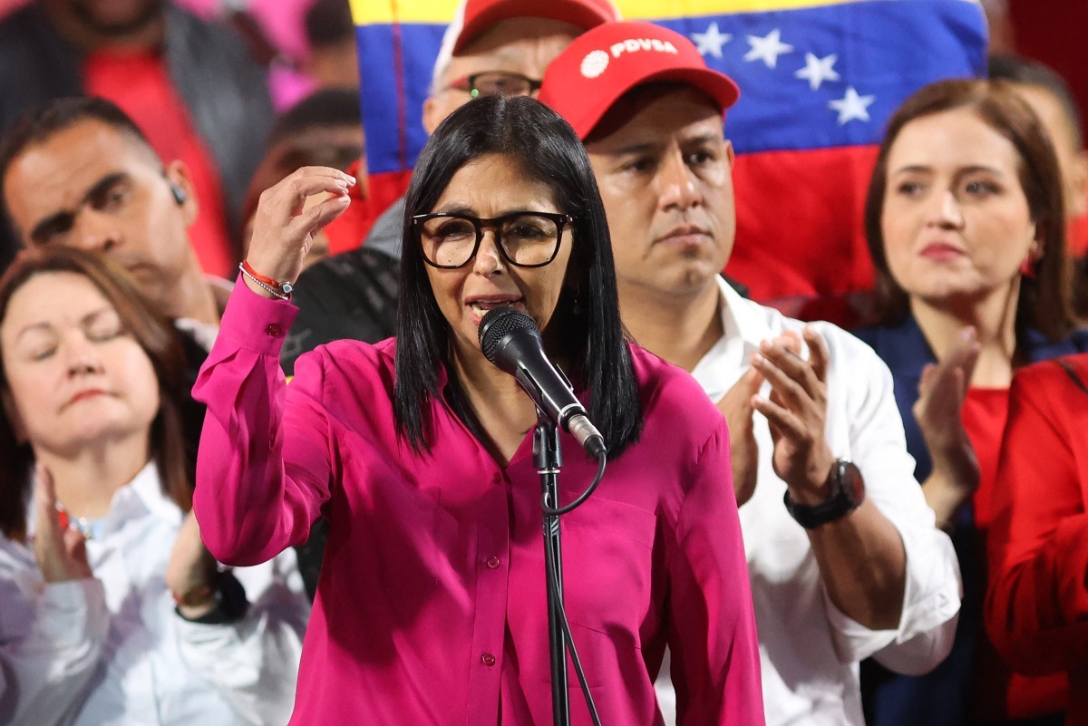 Washington está de olho no petróleo da Venezuela. Depois da invasão militar americana que depôs Nicolás Maduro em janeiro, o governo Trump agora negocia um acordo que daria a empresas dos EUA o controle de 65 bilhões de barris das reservas venezuelanas. A presidente interina, Delcy Rodríguez, garante que a soberania do país não está à venda, mas a pressão de Marco Rubio e da Casa Branca diz o contrário.

Não é sobre liberdade nem democracia; é sobre império e combustíveis fósseis. Com a gasolina cara nos EUA e as eleições de meio de mandato chegando, Washington usa a troca de regime para garantir petróleo barato e encher sua reserva estratégica. Enquanto isso, os recursos da Venezuela são entregues de bandeja para corporações estrangeiras.

A luta contra o imperialismo petroleiro é urgente. Soberania venezuelana, sempre!