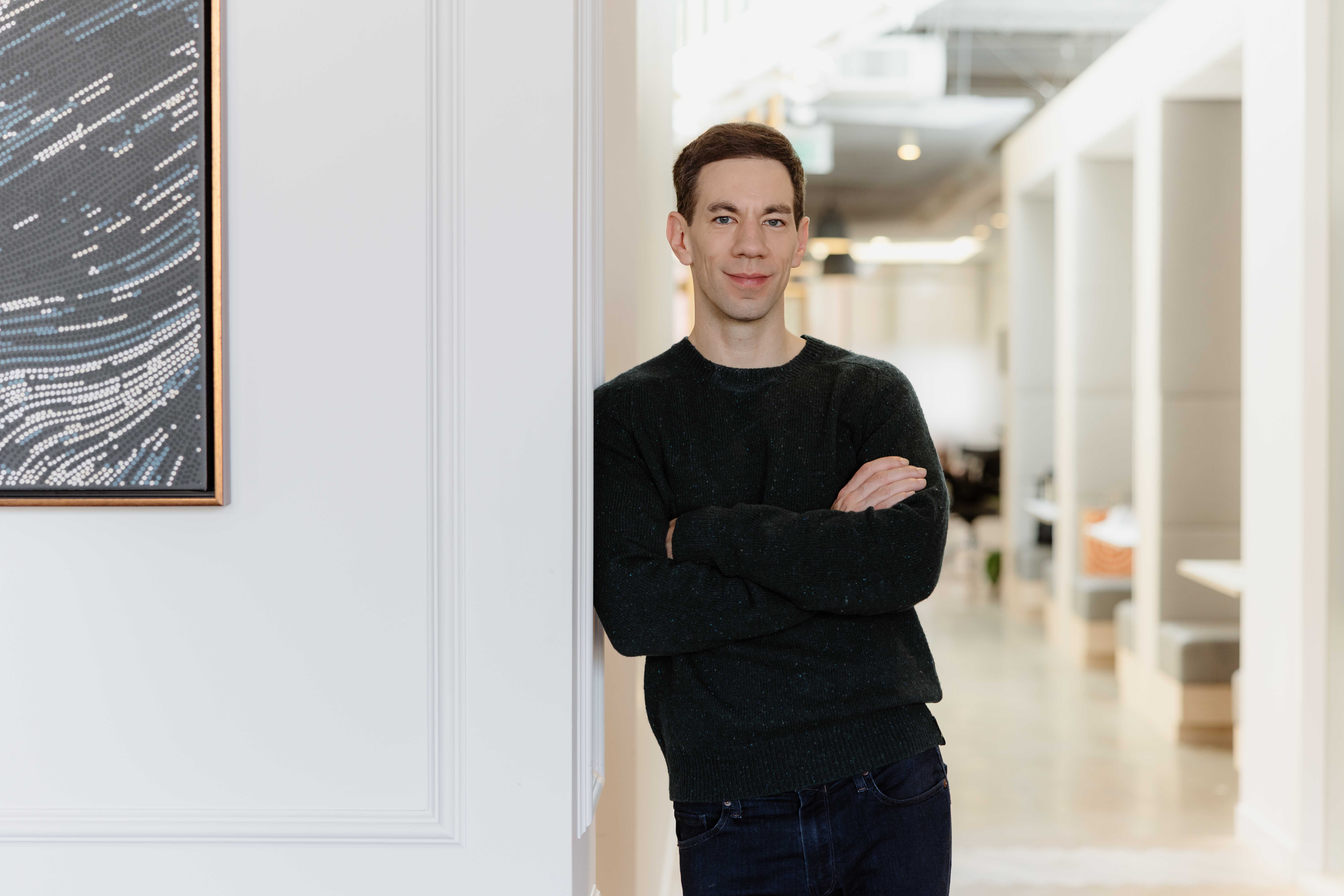 A Serval está de olho no trono do ServiceNow com uma proposta ousada: uma plataforma de gestão de serviços 'nativa de IA' que resolve solicitações dos funcionários em vez de apenas registrar tickets. Com o novo Catalyst, a plataforma analisa históricos de chamados, identifica processos para automatizar e cria fluxos de trabalho baseados em código para TI, RH, finanças e muito mais.

A startup já vale cerca de US$ 1 bilhão e atende clientes como Spotify, Fox e Live Nation. A ideia é simples: deixar que a IA cuide de tarefas repetitivas e liberar os times de TI para atuar como verdadeiros construtores de automação dentro das empresas.
