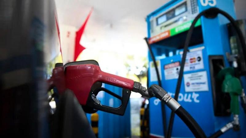 O Ministério da Fazenda prorrogou a subvenção ao diesel por mais 30 dias, mantendo o subsídio em R$ 2,12 por litro às vésperas da eleição presidencial. A nova regra começa a valer no domingo, quando perde validade a medida provisória que criou parte do benefício.

O governo aponta a volatilidade dos preços internacionais do petróleo e o barril do tipo Brent de volta acima de US$ 100 após conflitos no Oriente Médio. Mais de 25% do diesel consumido no Brasil é importado, e o subsídio ajuda a proteger motoristas e custos de transporte dos choques globais.

O timing gerou debate, mas a medida evita que o valor caia para apenas R$ 1 por litro e mantém o alívio no combustível em meio ao acirramento eleitoral.