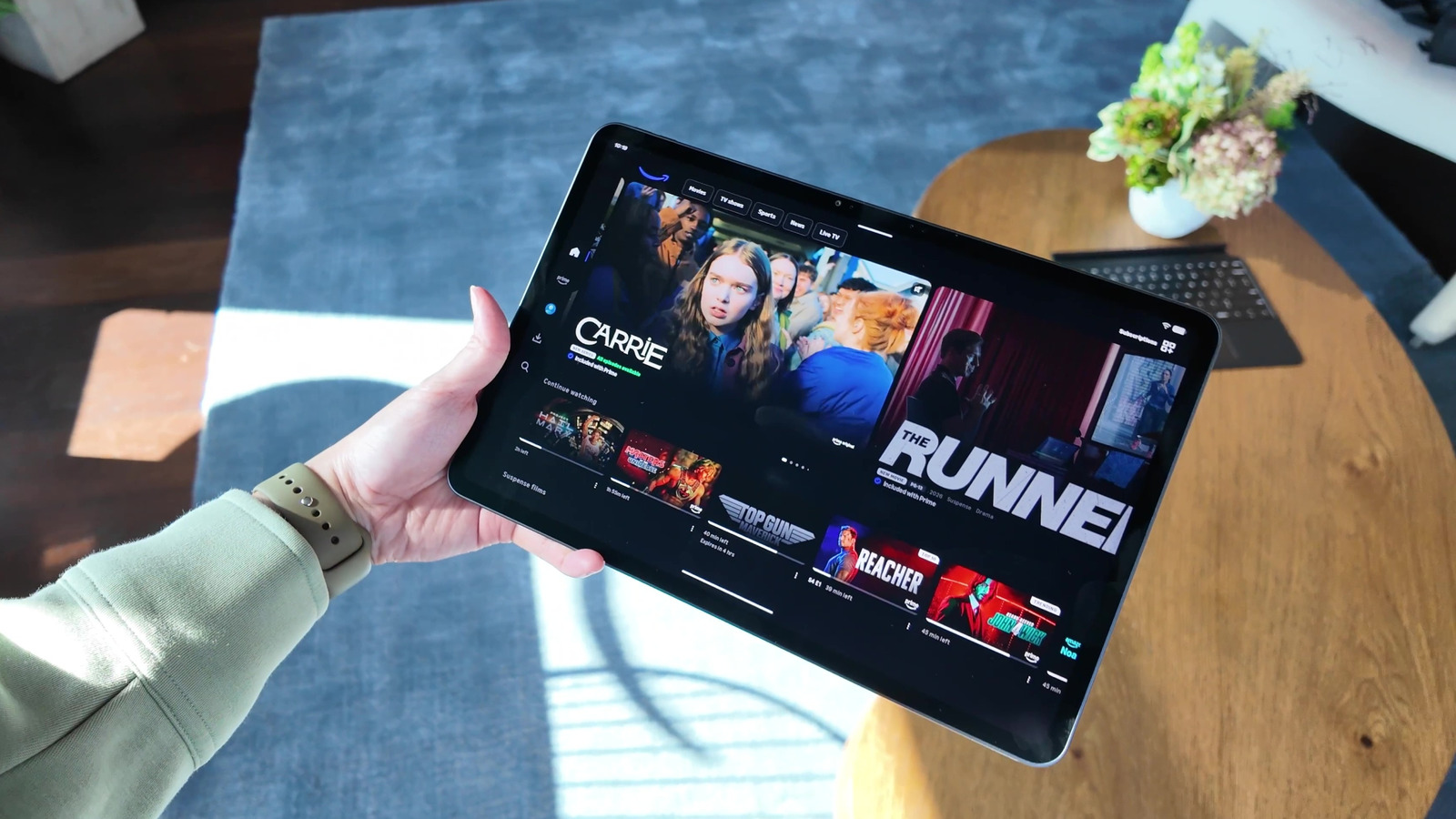 A Amazon acaba de revelar o Alexa Tablet 12 Pro, um modelo de 12 polegadas que parte de US$ 499 e mira direto no iPad Pro custando menos da metade do preço. Por dentro, ele traz um chip MediaTek Dimensity 8400 de 4nm, até 16GB de RAM, quatro alto-falantes com Dolby Atmos e tela de 120Hz com proporção 3:2.

O grande destaque é a tela nanomatte, desenvolvida em parceria com a Corning, que grava uma textura semelhante a papel no vidro sem destruir cor ou contraste. Somado ao novo modo Kindle, que silencia notificações, reduz a luz azul e estende a bateria para 20 horas de leitura, o aparelho vira um leitor de livros de verdade.

Os três novos tablets da linha Alexa também chegam com acesso completo à Google Play pela primeira vez, libertando os usuários da pequena Amazon Appstore. A linha desembarca em 14 de outubro nos EUA, México e Canadá, e em 19 de outubro no Reino Unido e em parte da Europa.