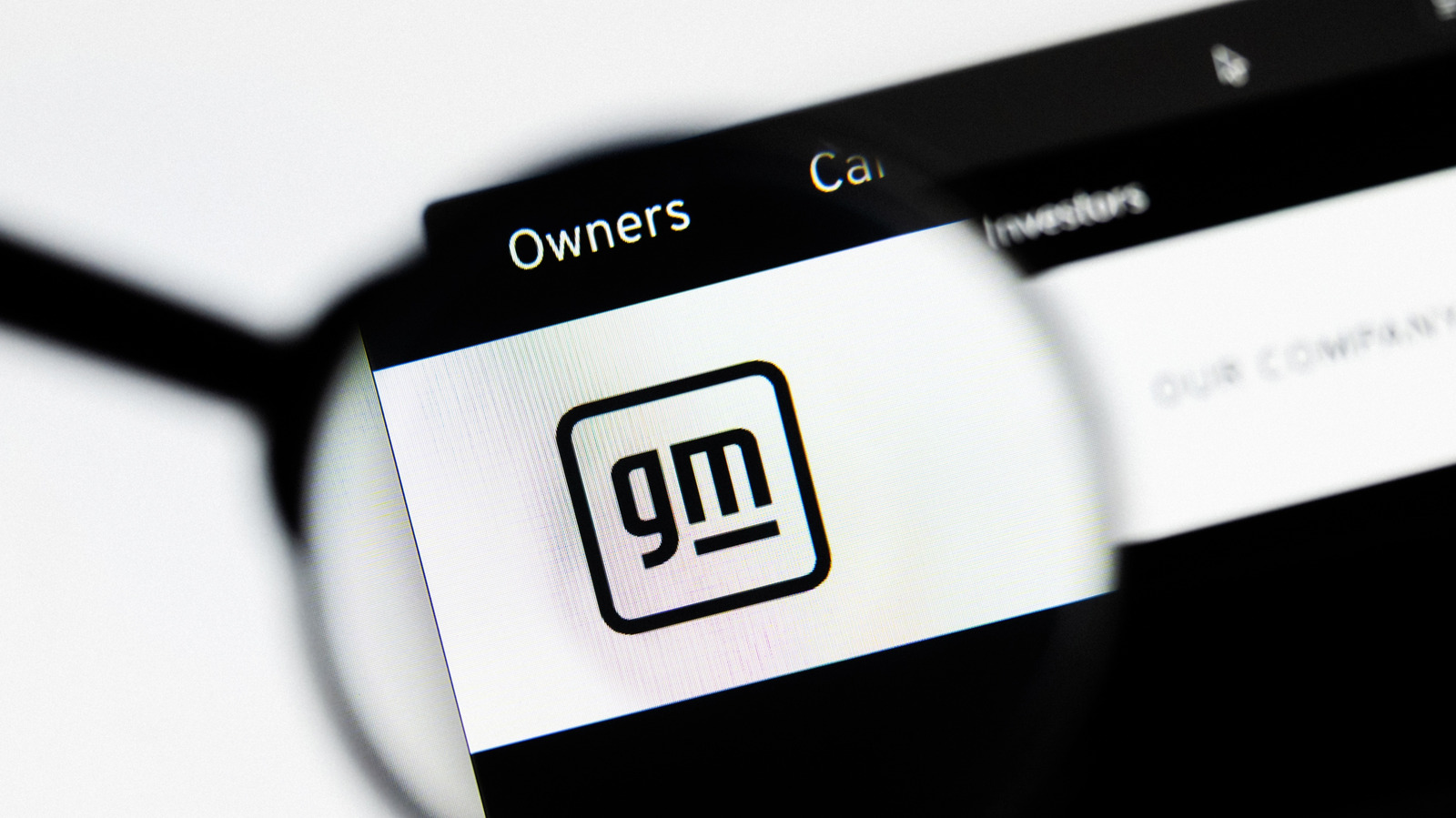 A General Motors aceitou pagar US$ 220 milhões para encerrar uma ação multestadual sobre privacidade de dados. O programa OnStar Smart Driver coletou dados de condução e os vendeu para seguradoras, segundo procuradores-gerais de 35 estados e Washington, D.C., muitas vezes sem o conhecimento dos motoristas, entre 2016 e 2024.

Pelo acordo, a GM terá de limitar a coleta de dados de direção, reforçar proteções de privacidade e passar por avaliações internas e externas. A decisão vem depois de uma proibição de cinco anos da FTC sobre o compartilhamento de certos dados de consumidores com terceiros, um recado claro contra modelos de negócio baseados em vigilância.