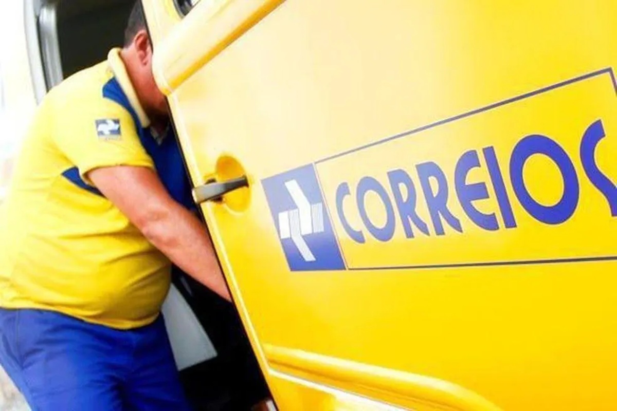 O Tribunal Superior do Trabalho (TST) concedeu liminar determinando que os Correios mantenham pelo menos 80% do efetivo em cada unidade durante a greve nacional por tempo indeterminado. A decisão abrange atendimento, tratamento, transporte, distribuição e as áreas administrativas que sustentam a cadeia postal, mesmo depois de 35 assembleias aprovarem a continuidade da paralisação.

A greve começou no dia 10 de agosto, após a categoria rejeitar a proposta da estatal nas negociações do acordo coletivo, e ocorre em meio a uma crise financeira pesada: prejuízo de R$ 2,4 bilhões no segundo trimestre e um pedido de empréstimo de R$ 7 bilhões com garantia do Tesouro Nacional. O ponto central do impasse é o plano de saúde de empregados, aposentados e dependentes, que os trabalhadores se recusam a perder.

O julgamento sobre a legalidade da greve está marcado para 21 de setembro, e até lá ainda há espaço para acordo. O recado das assembleias é direto: serviço público essencial não se sustenta sobre as costas de quem o entrega, e uma empresa em crise precisa de investimento, não de arrocho contra a própria categoria.