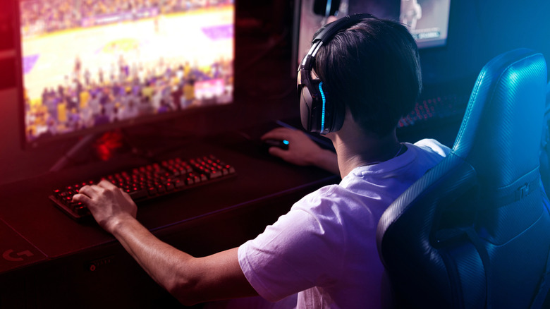 O Bluetooth é ótimo para chamadas, música e podcasts, mas quando o assunto é jogar, a conveniência tem um preço. O Bluetooth padrão adiciona cerca de 200ms de latência de áudio, o que pode atrapalhar sua reação, fazer jogos de ritmo parecerem desconectados e deixar você um passo atrás em partidas competitivas. Passos e tiros chegam atrasados, e isso pesa quando milissegundos definem o resultado.

A solução? Procure headsets com conexão sem fio de 2.4GHz, que oferecem latência abaixo de 20ms e áudio mais estável, ou opte por um modelo com fio para zero atraso e sem preocupação com bateria. Essas opções geralmente entregam som melhor e custam menos do que alternativas Bluetooth premium, sendo a escolha mais inteligente para quem leva desempenho a sério. Trate o Bluetooth como um extra, não como o recurso principal.