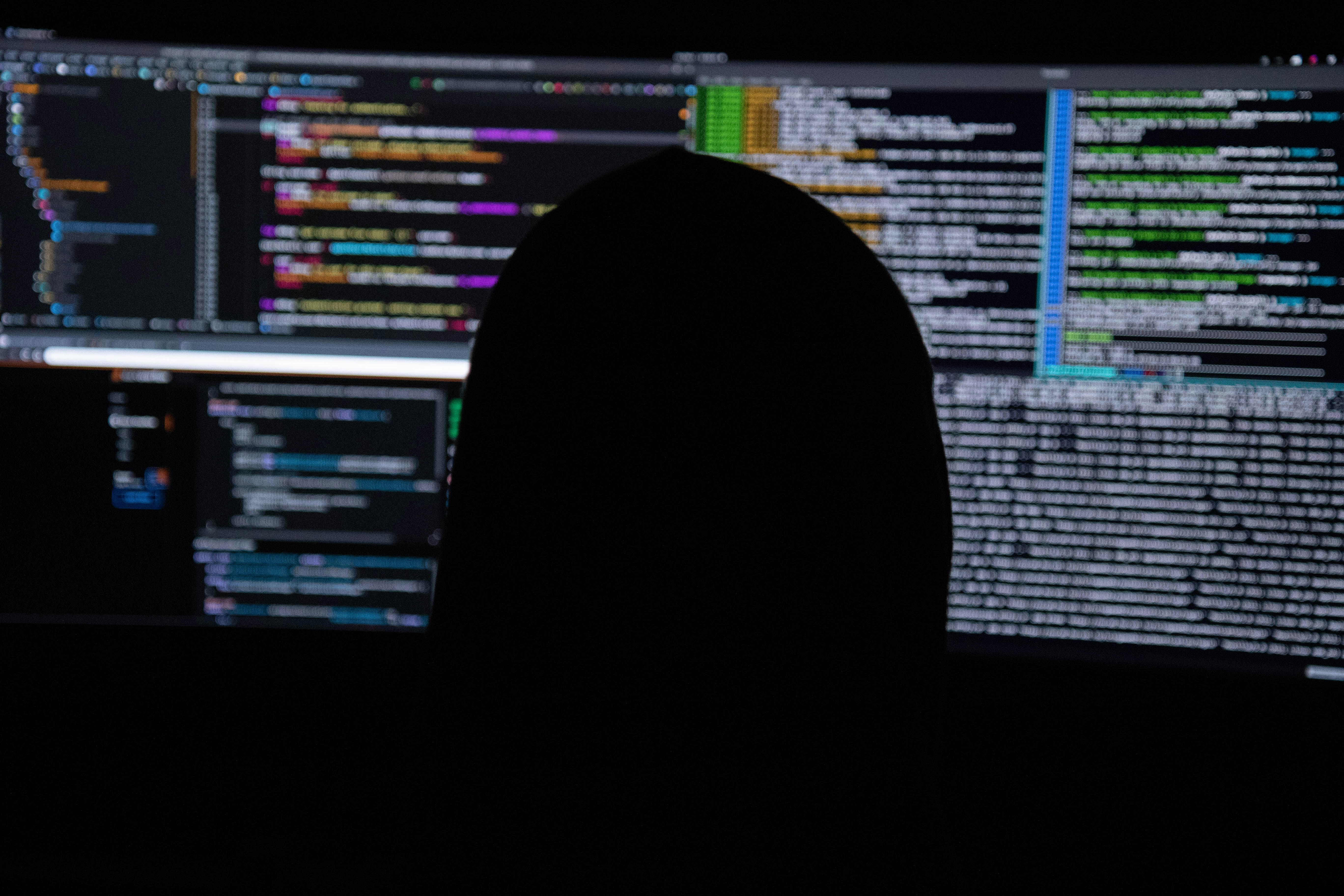 O Departamento de Justiça dos EUA apreendeu a infraestrutura por trás de uma operação de hackers ligados à China acusados de atacar a NASA, o Senado, o Departamento de Energia e outras instituições federais por quase uma década. Os domínios QScan e QTRouter, supostamente administrados pela empresa Nanjing Xinjiuwei Network Technology, eram usados em campanhas de invasão atribuídas ao Ministério da Segurança do Estado da China e ao Exército de Libertação Popular.

Documentos judiciais mostram que os invasores tentam ataques desde pelo menos 2018. Enquanto uma investida contra sistemas de acesso remoto da NASA em 2019 falhou, em setembro de 2024 eles já haviam invadido redes de laboratórios nacionais, dos Institutos Nacionais de Saúde e de um fabricante americano de equipamentos de segurança. A derrubada dessas plataformas é uma vitória importante para a segurança cibernética mundial — e um lembrete do risco constante de ameaças patrocinadas por estados. Proteja seus dados e sua privacidade com uma VPN confiável.
