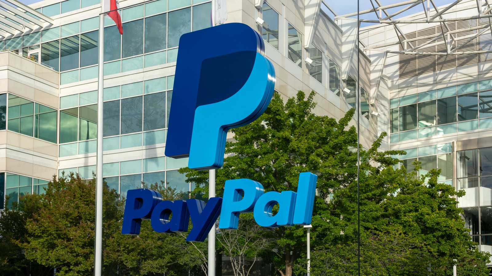 Grande novidade no mundo dos pagamentos digitais: a Stripe e a gestora de private equity Advent International estão em negociações avançadas para comprar o PayPal. Segundo o Wall Street Journal, o grupo já ofereceu US$ 60,50 por ação, avaliando a empresa em cerca de US$ 53 bilhões — e agora volta à mesa com uma proposta possivelmente maior.

Se o acordo acontecer, a gigante combinada pode processar impressionantes US$ 3,7 trilhões por ano. A Stripe também herdaria o checkout do PayPal, o Venmo e até os recursos de criptomoedas da plataforma, reduzindo a dependência de redes tradicionais como Visa e Mastercard.

As conversas ainda podem mudar, mas um anúncio pode sair nas próximas semanas. Uma fusão fintech para ficar de olho.