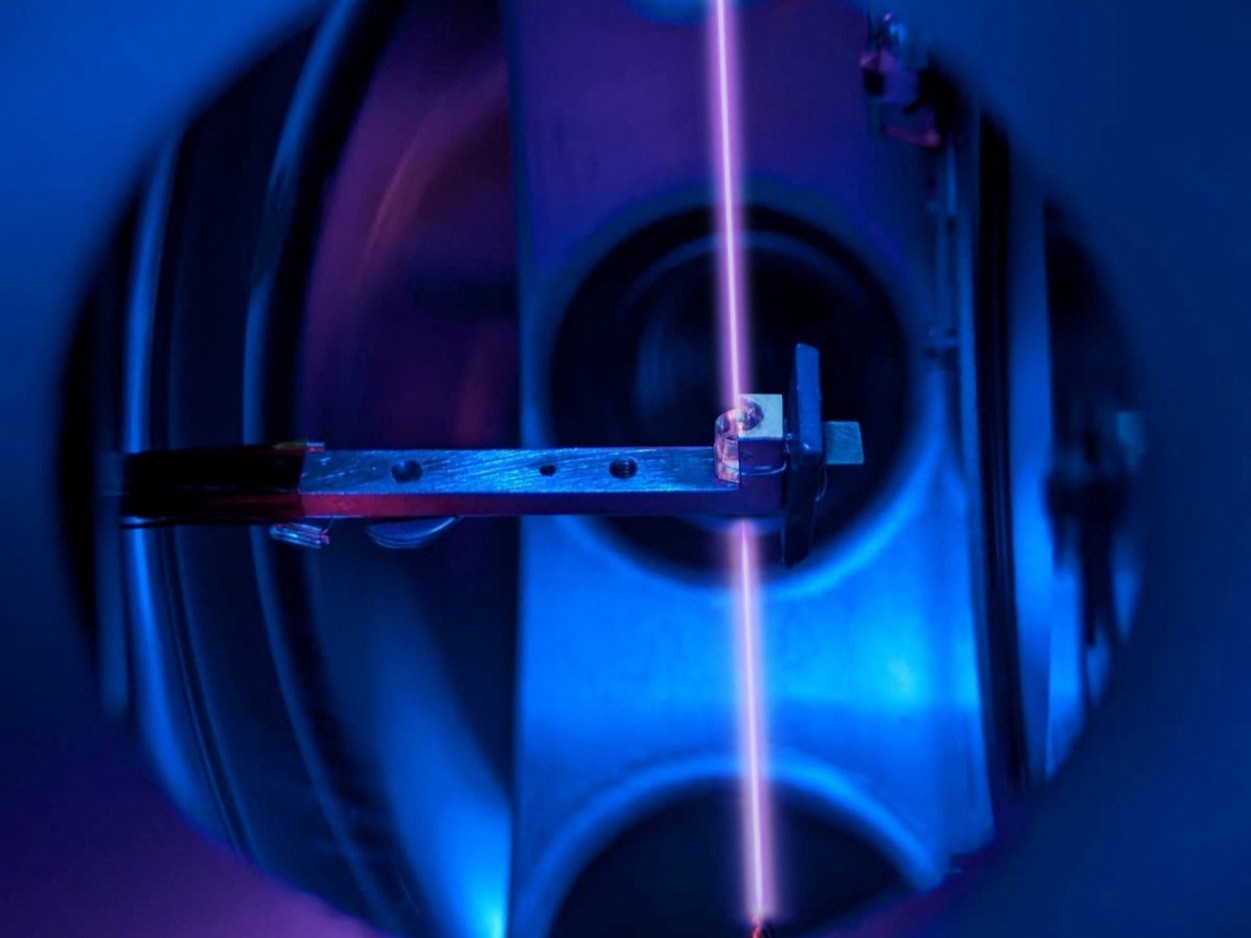 Em um avanço científico impressionante, equipes independentes em Viena e Pequim construíram os primeiros relógios nucleares do mundo, usando tório-229 aprisionado em cristais de fluoreto de cálcio. O feito, publicado na Nature, transforma um sonho de quase 50 anos em realidade e pode levar a medição do tempo muito além dos melhores relógios atômicos atuais.

Os novos relógios medem transições de energia dentro do núcleo do átomo, e não ao redor dos elétrons, abrindo caminho para dispositivos menos volumosos e mais robustos para navegação por satélite, sincronização de dados, topografia e metrologia. Os pesquisadores afirmam que a tecnologia ainda está longe do desempenho almejado, mas já mostrou resultado comparável ao dos melhores relógios atômicos em um experimento de detecção de matéria escura, sinalizando uma nova fronteira da física fundamental.