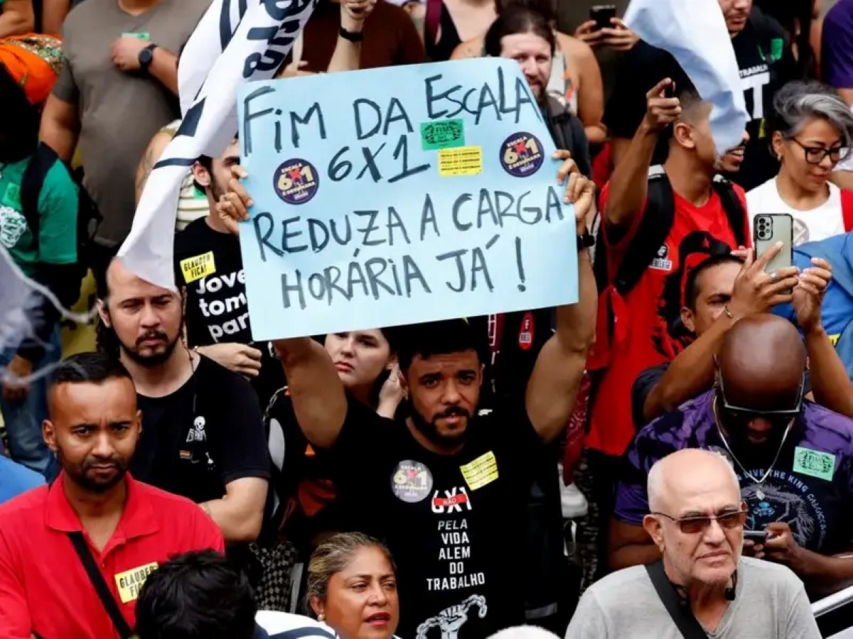 O Brasil acaba de entregar a maior vitória trabalhista em 38 anos. O Congresso aprovou o fim da escala 6x1, a primeira redução geral da jornada de trabalho desde a Constituição de 1988, e a mudança agora integra oficialmente a própria Constituição como emenda constitucional.

A implementação é gradual: a partir de 16 de dezembro de 2026, o limite semanal cai de 44 para 42 horas e todo trabalhador passa a ter dois períodos de descanso remunerado de 24 horas por semana, com preferência para o domingo. A partir de 16 de dezembro de 2027, o teto cai para 40 horas semanais, sem redução salarial para os cerca de 14,8 milhões de brasileiros que hoje vivem presos na escala 6x1.

Ainda existem brechas que precisam de atenção. Trabalhadores de alta renda acima de 2,5 salários-teto do INSS mantêm jornada flexível, serviços essenciais podem seguir em escalas 12x36 e PJs e autônomos ficam fora das proteções da CLT. Ainda assim, é uma conquista histórica construída por anos de mobilização dos trabalhadores, prova de que a pressão coletiva é capaz de mudar as regras do trabalho.