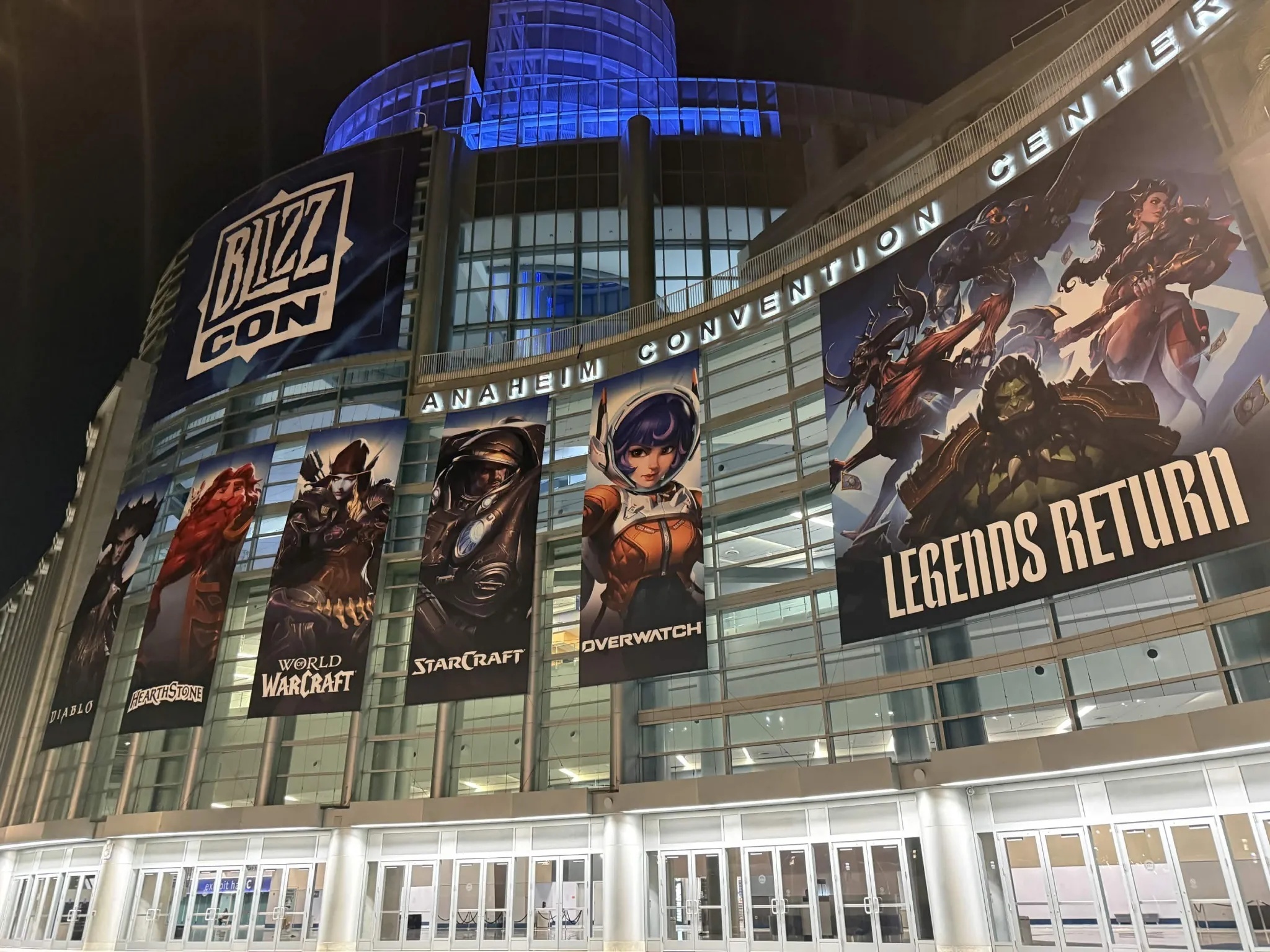 O Dia 2 da BlizzCon chegou ao fim, e o resumo está aqui para capturar cada momento inesquecível. De grandes revelações a painéis aprofundados, o dia foi repleto de novidades que deixaram a comunidade eufórica.

O tema 'para sempre' ecoou por todo o evento, lembrando aos fãs por que esse mundo perdura. Em um momento em que a indústria dos games enfrenta demissões em massa e fechamentos de estúdios, é mais importante do que nunca celebrar os desenvolvedores e criadores que mantêm esses universos vivos.