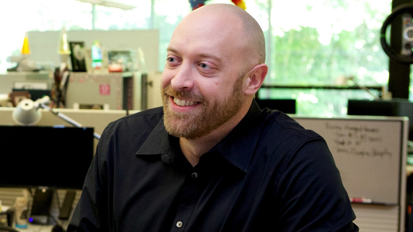 Dan Greenawalt encerra 27 anos de Microsoft, e o timing diz tudo. O nome por trás da transformação de Project Gotham Racing na potência Forza está de saída justamente quando a Xbox incorpora o Turn 10 Studios ao Playground Games, estúdio de Forza Horizon, cortando funcionários no processo.

Ele ainda vai atuar por um curto período como conselheiro do novo COO do Playground, Michel Bastien, antes de deixar a empresa de vez. É a consolidação escancarada: um talento histórico sendo empurrado para fora enquanto a liderança remexe as cadeiras e pede que os fãs se animem com o próximo roadmap.

Forza construiu sua reputação no trabalho de gente como Greenawalt, não em planilhas trimestrais. Se a Xbox valoriza mesmo esse legado, deve aos seus estúdios estabilidade, tratamento justo e espaço para criar sem o medo constante de mais uma rodada de demissões.