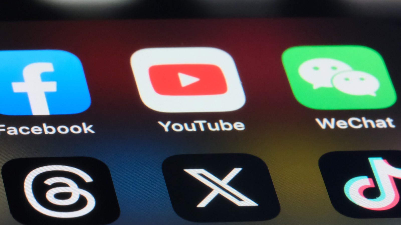 A Grécia acaba de aprovar uma das primeiras leis nacionais da União Europeia para proibir redes sociais para menores de 15 anos, com entrada em vigor em 1º de janeiro de 2027. A regra atinge plataformas como TikTok, Instagram, Facebook e X e exige métodos confiáveis de verificação de idade, sob risco de multas previstas no Digital Services Act.

Pais e responsáveis terão de usar ferramentas estatais como Kids Wallet ou Gov.gr para bloquear o acesso nos dispositivos das crianças, enquanto o governo afirma que os tokens de idade foram desenhados para reduzir a coleta de dados. O texto passou com a maioria do governo apesar da oposição dos partidos minoritários, e aumenta a pressão para que a UE vá além do Kids Act, que prevê proibição total apenas para menores de 13 anos. A Grécia transforma a segurança infantil online em uma disputa política que as big techs não vão poder ignorar.