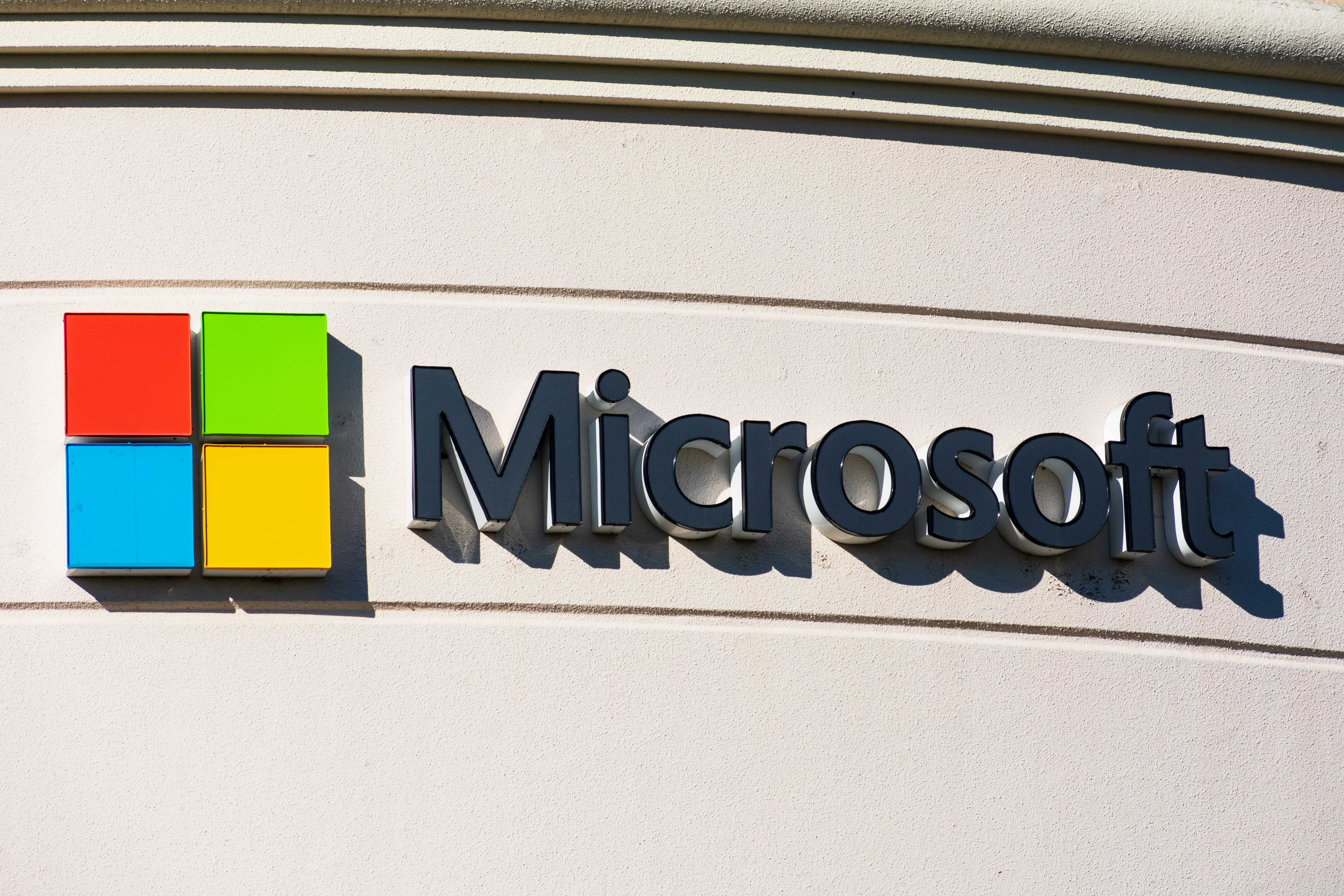 Uma apresentação interna da Microsoft que ficou escondida, classificada como documento adverso conhecido, virou o centro de um processo antitruste milionário no Reino Unido. O Tribunal de Apelação da Concorrência exigiu que a empresa explique por que não entregou o material antes e quer respostas de ex-executivos como Kevin Turner e Jean-Philippe Courtois.

Em jogo está uma ação de 270 milhões de libras movida pela revendedora de software usado ValueLicensing, que acusa a Microsoft de empurrar clientes para assinaturas na nuvem, como Office 365 e Azure, enquanto desestimulava a revenda de licenças perpétuas. Pela lei da União Europeia, revender essas licenças é totalmente legal, e críticos afirmam que a gigante abusou de sua dominância para sufocar o mercado secundário.

O recado para o setor é claro: os reguladores não têm mais medo de investigar as letras miúdas do licenciamento de software. Com bilhões de libras potencialmente em jogo em vários processos, a era dos preços de aprisionamento sem controle pode finalmente estar com os dias contados.