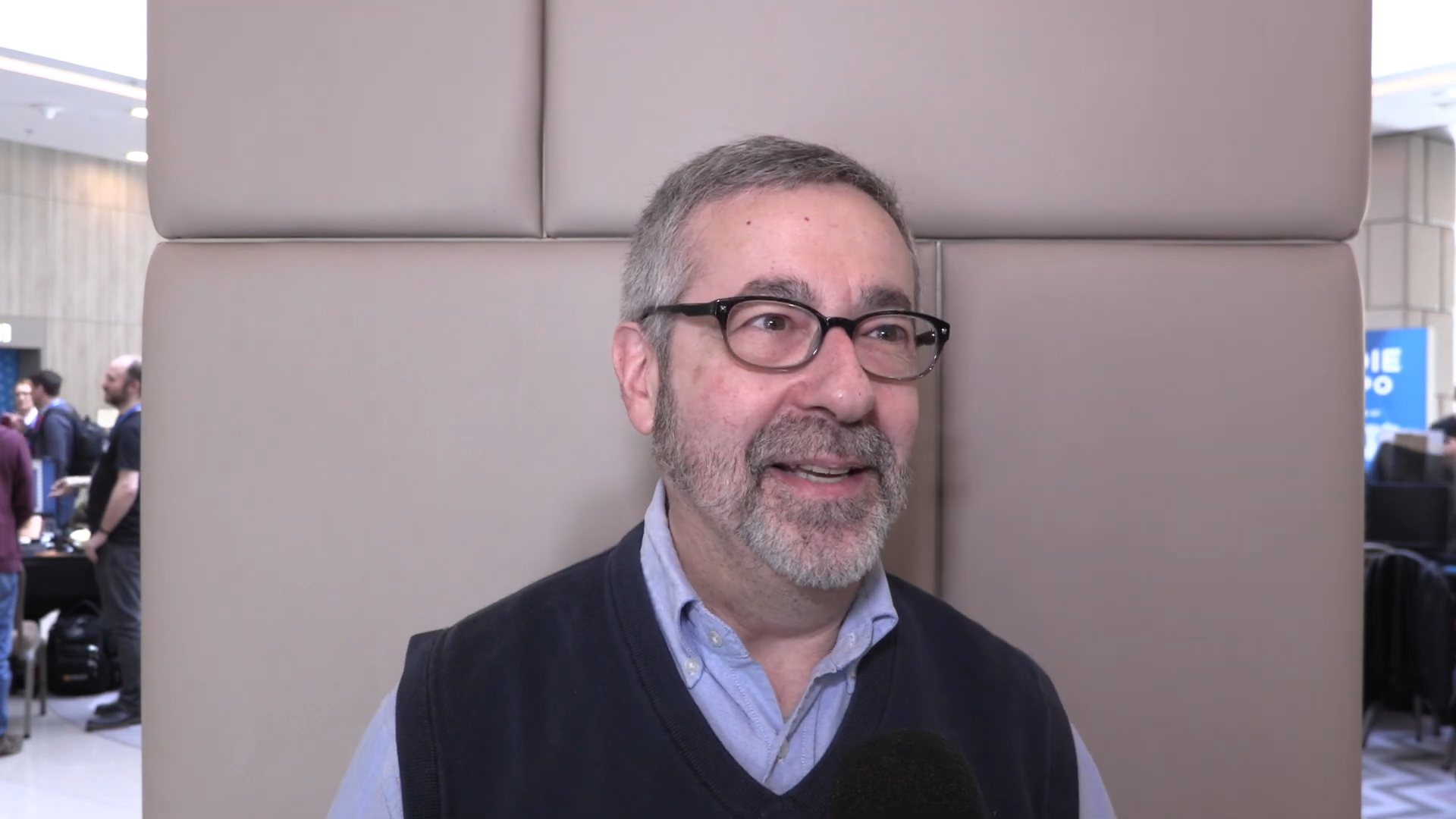 Warren Spector, o lendário designer por trás de Deus Ex, System Shock, Thief e Disney Epic Mickey, anunciou sua aposentadoria do desenvolvimento de jogos. Em uma publicação sincera, o veterano com 44 anos de carreira disse que está na hora de partir para o pôr do sol, sem descartar totalmente um retorno.

Spector ajudou a moldar os immersive sims e a narrativa que desafia gêneros, de Ultima e Wing Commander ao recente Thick As Thieves. Ele também refletiu que o mercado de jogos mudou e pediu para a nova geração continuar experimentando e inovando.

Este é um momento para celebrar um ícone, mas também um lembrete de que a indústria precisa proteger a integridade criativa e quem torna os jogos mágicos. Como ele mesmo disse: parem de ler e façam jogos incríveis.