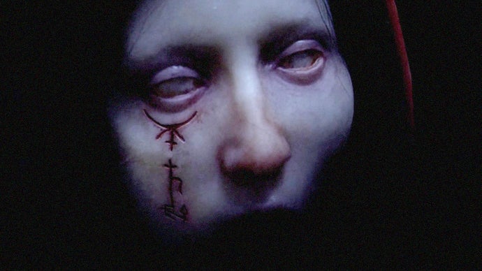 Tenebris Somnia é uma nova experiência indie de terror que combina exploração em aventura 2D old-school com sequências perturbadoras em live-action, criando um tipo estranho e memorável de tensão. O jogo aposta em chiptune, pixel art e um ritmo deliberado de point-and-click antes de surpreender com momentos cinematográficos que parecem saídos de um pesadelo.

Ambientado em um mistério no apartamento de um ex-namorado, o jogo recompensa exploração cuidadosa e quebra-cabeças com revelações bizarras e muito bem produzidas em live-action. É um lembrete forte de que estúdios indie podem assumir riscos criativos que grandes publishers evitam, e que o terror funciona melhor quando é realmente imprevisível.