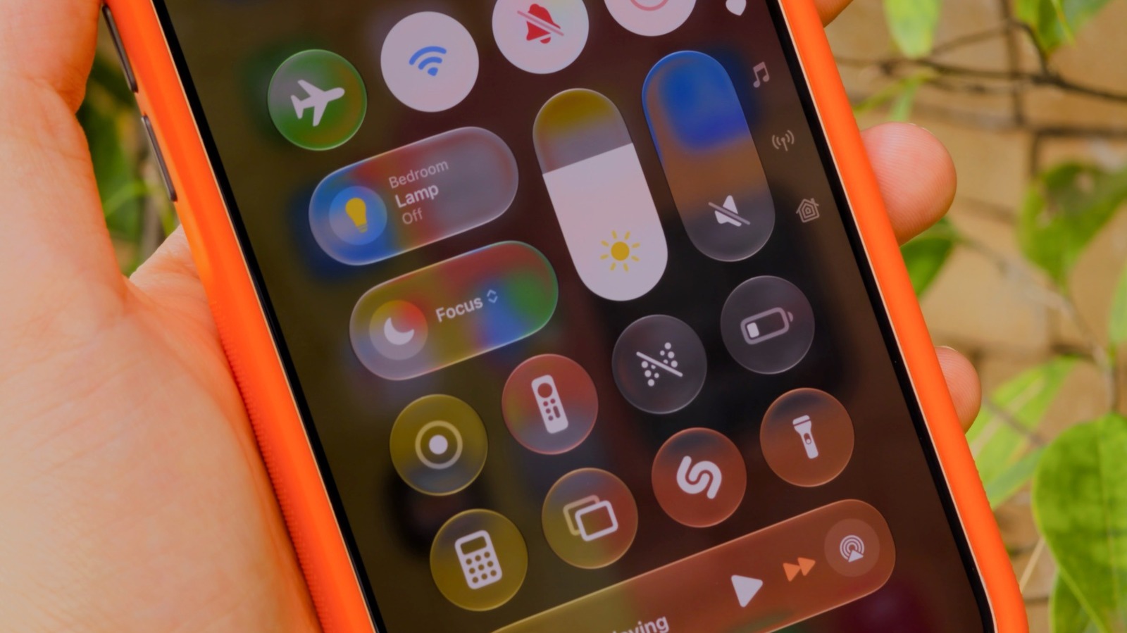 Seu iPhone está repleto de ferramentas para manter o foco, mas muitos usuários não percebem que o não perturbe e os modos de foco são coisas diferentes. Enquanto o não perturbe simplesmente silencia tudo, os modos de foco permitem personalizar quem e o que pode falar com você.

Introduzidos no iOS 15, os modos de foco são como o não perturbe turbinado. Você pode configurar modos personalizados para trabalho, sono, direção e muito mais, permitindo que apenas apps e pessoas específicas enviem notificações. Além disso, com o Apple Intelligence, o foco para reduzir interrupções usa IA para filtrar o que é importante.

Configurá-los é fácil: basta acessar a central de controle ou os ajustes. Se você quer bloquear o mundo ou apenas o seu chefe, seu iPhone tem a solução. Assuma o controle das suas notificações e aumente sua produtividade hoje.