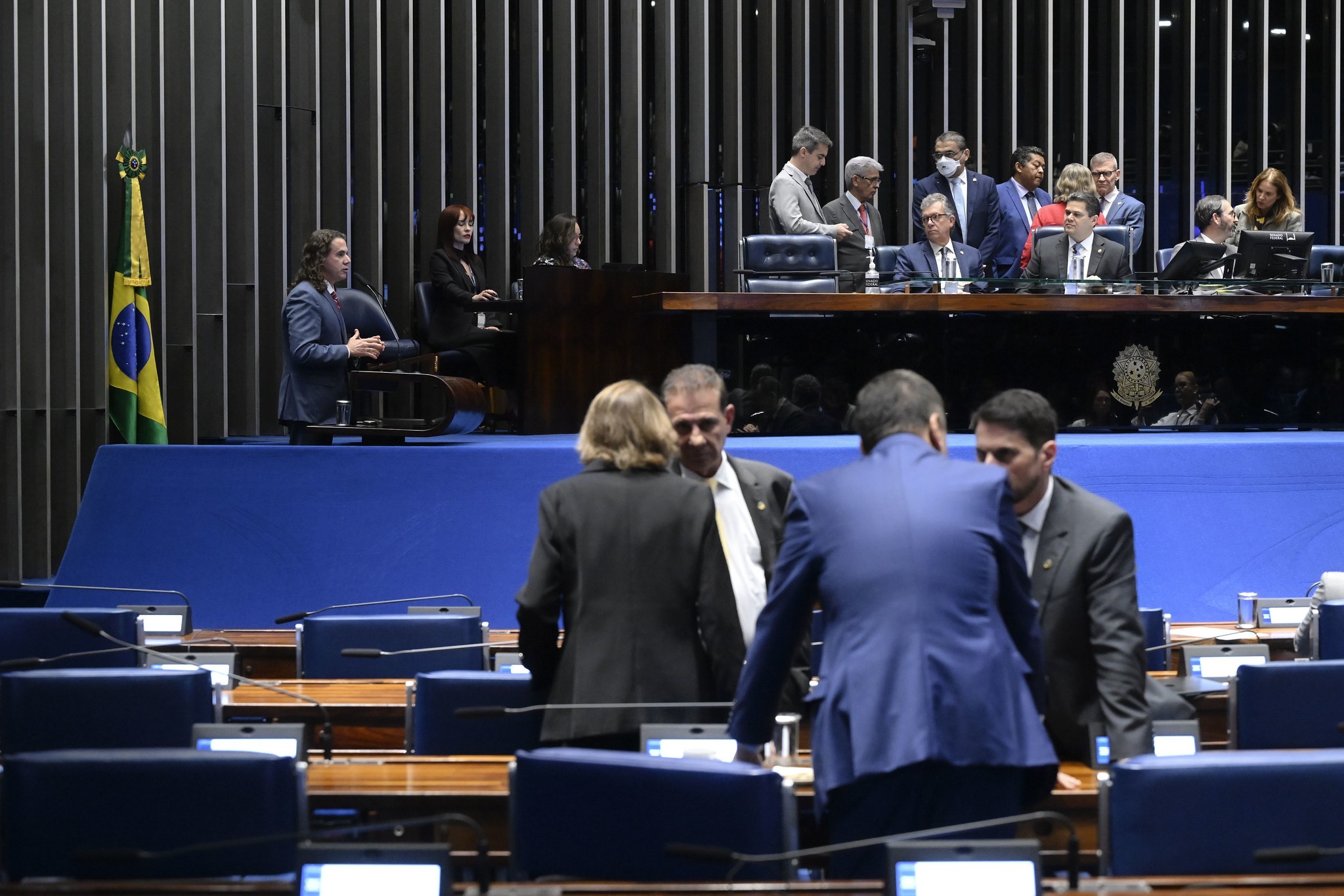 O Senado brasileiro aprovou a PEC que acaba com a exaustiva escala 6x1, reduzindo a jornada máxima de trabalho de 44 para 40 horas semanais sem redução salarial. É uma vitória monumental para os trabalhadores que há muito tempo enfrentam semanas de seis dias com apenas um dia de descanso. A transição ocorrerá em duas etapas, com a primeira redução para 42 horas em até 60 dias após a promulgação, e a jornada definitiva de 40 horas em até um ano.

Entidades empresariais estão alarmadas, alertando sobre custos e desrupções nos serviços, mas suas preocupações soam vazias diante do apoio esmagador da população a essa mudança. Essa reforma coloca as pessoas acima dos lucros, garantindo que milhões possam desfrutar de dois dias de descanso remunerado por semana e uma melhor qualidade de vida. É uma mensagem clara: a era da exploração dos trabalhadores em nome do lucro corporativo está chegando ao fim.