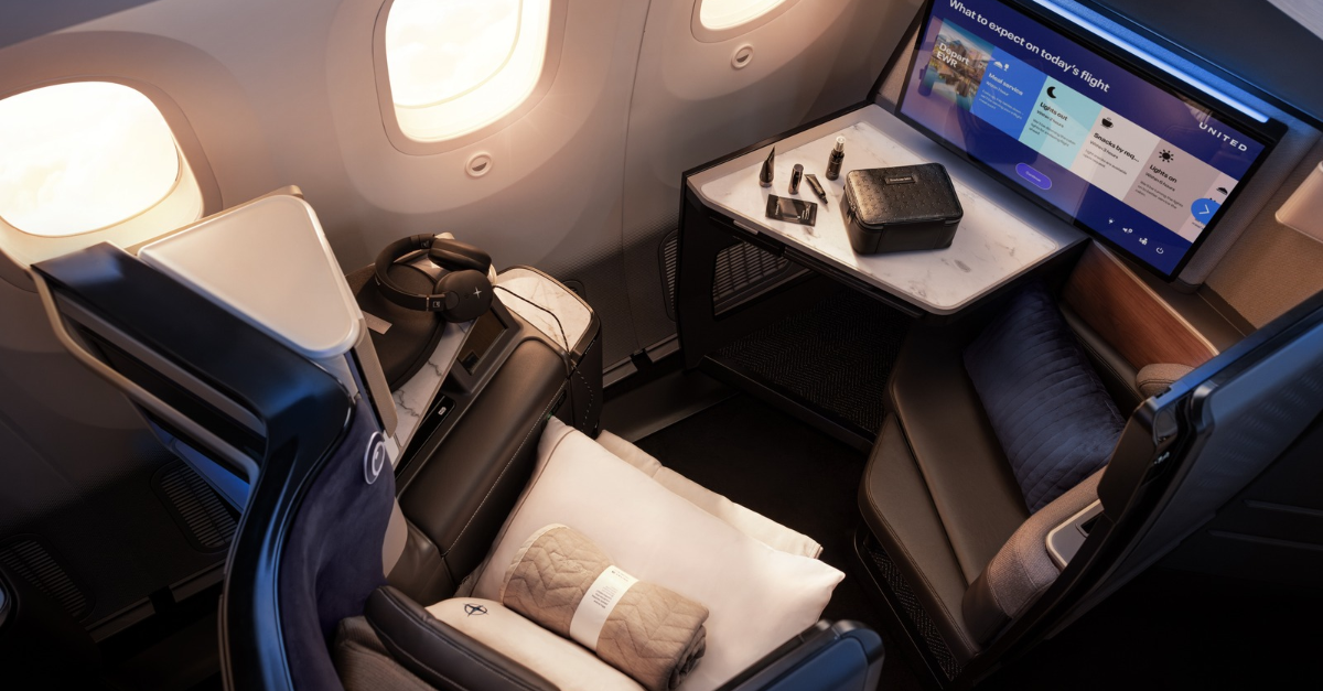 A United Airlines começou a operar no Brasil o Boeing 787-9 Dreamliner com o interior United Elevated, uma atualização de peso para quem voa em cabines internacionais. O primeiro voo com a nova configuração saiu de Houston em 24 de outubro, e a estreia no sentido inverso, a partir de São Paulo, aconteceu em 25 de outubro.

O grande destaque são as oito suítes Polaris Studio, cerca de 25% maiores que os assentos Polaris convencionais, com reclinação total, acesso direto ao corredor, porta de privacidade e tela OLED 4K de 27 polegadas. Seis delas também têm uma otomana com cinto de segurança para acomodar um acompanhante durante parte do voo.

A United também amplia a Premium Plus, adiciona carregamento sem fio e melhora a econômica com telas maiores e Bluetooth. A companhia pretende incorporar cerca de 30 Boeing 787-9 com o padrão Elevated até o fim de 2027.