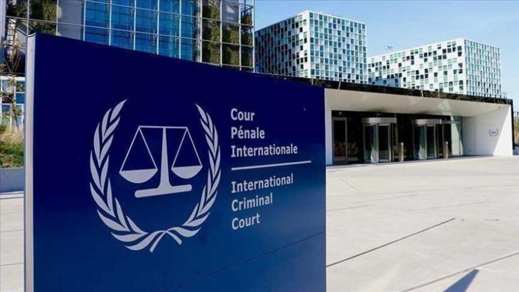 O governo Trump está intensificando a ofensiva contra o Tribunal Penal Internacional, e o recado é claro: Washington quer agir sem prestar contas à justiça internacional. Mais do que retórica legal, é uma tentativa de blindar autoridades, agentes e militares dos EUA contra investigações, sanções e mandados de prisão.

A América Latina precisa ficar alerta. A região conhece bem o custo das intervenções norte-americanas, dos golpes à desestabilização institucional. Com o TPI sob ataque, o risco de novas intervenções sem controle internacional aumenta. A saída é investir em litígio estratégico, documentação de violações e redes transnacionais de denúncia.