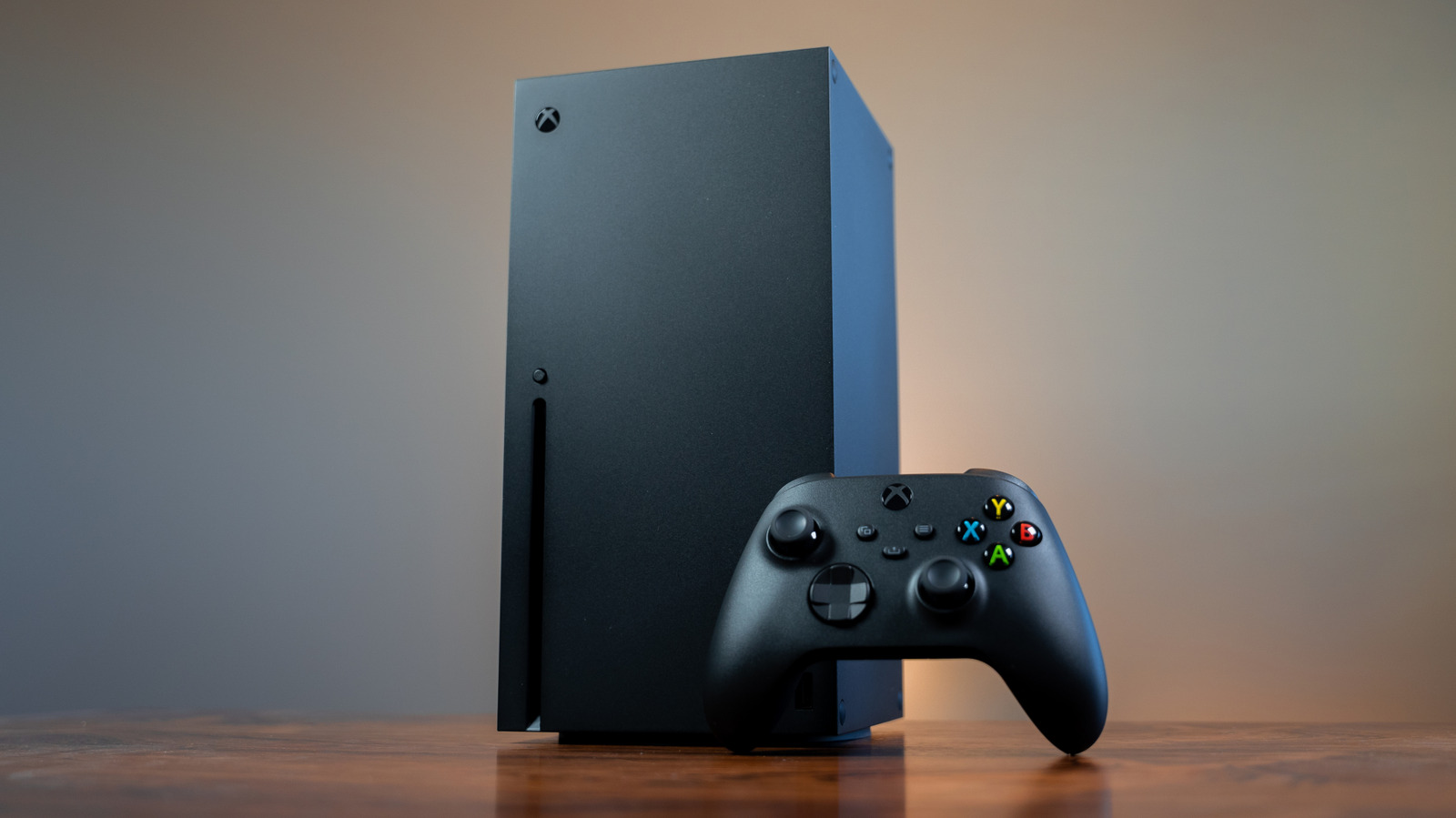 A guerra dos consoles ganhou uma reviravolta inesperada: um Xbox Series X agora consegue rodar jogos de PlayStation 5 por meio de um novo emulador chamado PS5X. Um desenvolvedor usou o projeto open-source KytyPS5 para colocar títulos como Quake II rodando no hardware da Microsoft com controle de Xbox, e os primeiros resultados já chamam atenção.

Mas existe um porém enorme. O PS5X só funciona no Modo Desenvolvedor do Xbox, onde os jogos ficam limitados a 5 GB de memória—cerca de 37% do que um jogo retail do Xbox pode usar. Isso deixa de fora a maioria dos lançamentos atuais, e ainda não há download público. Quatro jogos de PS5 são jogáveis no momento, mas a compatibilidade segue limitada e muito incipiente.

O projeto também levanta questões legais conhecidas sobre emulação e proteção contra cópia. Ainda assim, é uma prova de conceito fascinante: ecossistemas fechados tentam prender os jogadores, mas a preservação feita pela comunidade continua encontrando caminhos. Decisões corporativas movidas por lucro e cortes de custos costumam prejudicar desenvolvedores e jogadores, e experimentos abertos como esse lembram por que a liberdade criativa importa.