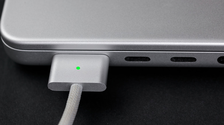 Os MacBooks da Apple oferecem duas opções de carregamento, e escolher a certa pode fazer toda a diferença. O MagSafe oferece uma conexão magnética segura que evita acidentes e suporta carregamento ultrarrápido.

Mas o USB-C não é apenas um reserva. É o padrão universal que pode alimentar todos os seus dispositivos com um único cabo, e os MacBook Pros mais recentes podem atingir 240W. Veja como decidir qual é o melhor para você.

Se você prioriza segurança, velocidade ou conveniência, conhecer os pontos fortes de cada porta garante que você nunca fique sem energia na hora errada.