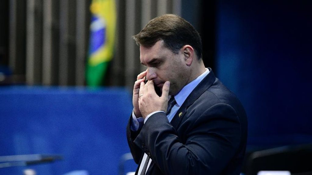 Um novo relatório do Coaf virou o jogo: o banqueiro Daniel Vorcaro transferiu mais US$ 1,66 milhão para o fundo por trás de Dark Horse, a cinebiografia polêmica de Jair Bolsonaro. O pagamento ocorreu em setembro de 2025, quatro meses depois de Flávio Bolsonaro afirmar que os repasses já tinham acabado.

Com essa nova movimentação, as contribuições conhecidas de Vorcaro ao filme passam de US$ 12,3 milhões. A revelação escancara mais uma etapa de um escândalo que pressiona a candidatura bolsonarista e já fez até Tarcísio de Freitas recuar e cobrar explicações do senador.

Flávio evitou responder sobre o novo repasse e jogou a responsabilidade para a produtora. Enquanto isso, o caso Master continua expondo conexões incômodas entre o banqueiro, o Judiciário e figuras políticas poderosas.