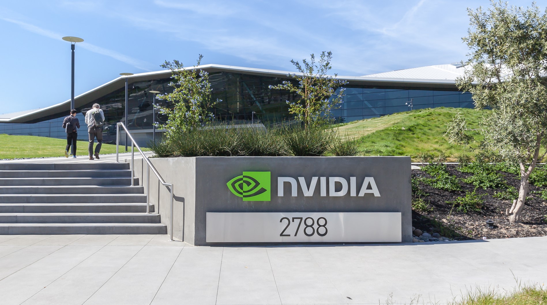 A NVIDIA acaba de divulgar seus resultados do Q2 2027, e os números são gigantescos. A empresa registrou US$ 96,22 bilhões em receita, superando a expectativa de US$ 92,17 bilhões, enquanto o lucro por ação (EPS) chegou a US$ 2,22, acima da previsão de US$ 2,10. É um trimestre enorme em qualquer métrica, mostrando que a gigante de IA e hardware para games segue em alta.

Mesmo com os resultados positivos, os investidores não ficaram impressionados. As ações caíram no after-hours, chegando a US$ 206,36 depois de fechar em US$ 209,91. Essa reação mista pode indicar preocupações com crescimento futuro, preços ou o cenário do mercado. Com a conference call a todo vapor, todos os olhos estão no que a NVIDIA vai dizer — e no impacto para hardware gamer e infraestrutura de IA.