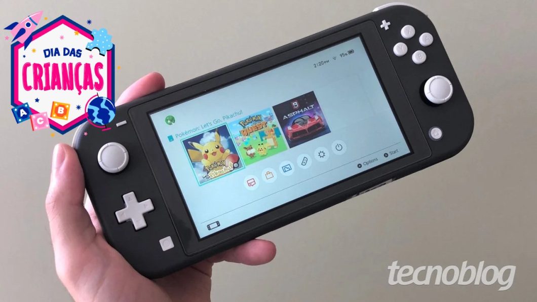 O Nintendo Switch Lite está por R$ 1.348,05 no Pix no Mercado Livre, o menor preço desde a segunda quinzena de agosto. São 29% de desconto sobre o valor de lançamento de R$ 1.899, uma das formas mais acessíveis de entrar no ecossistema Nintendo hoje.

O portátil traz tela de 5,5 polegadas HD com cores vibrantes, chip Nvidia Tegra, 4 GB de RAM e 32 GB de armazenamento que chega a 2 TB com cartão microSDXC. Roda os cartuchos do Switch padrão e os títulos digitais da Nintendo eShop, com autonomia de 3 a 7 horas, Wi-Fi, Bluetooth 4.1 e entrada P2 para fones com fio.

Ele é só portátil e não conecta na TV, mas como companheiro de viagem ou presente de Dia das Crianças é uma escolha imbatível nesse preço. Aproveite a oferta e continue valorizando quem cria os jogos que fazem tudo isso valer a pena.