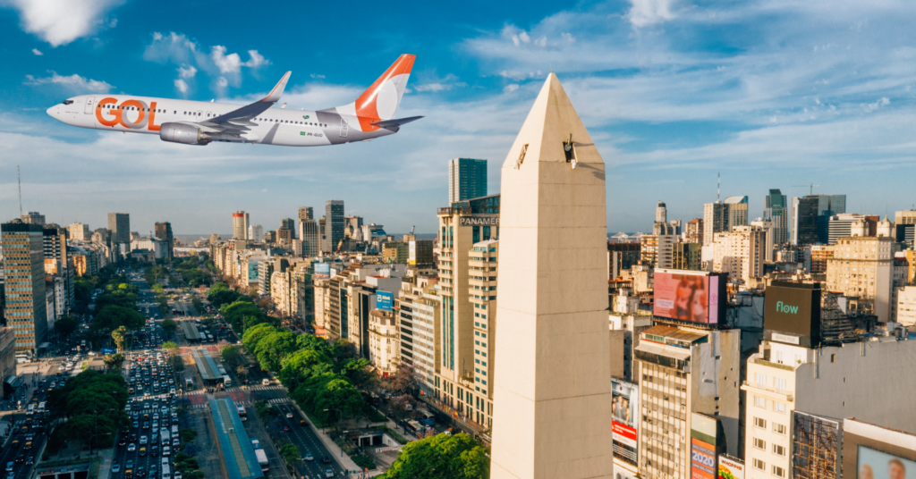 Cuiabá está de volta ao mapa internacional. A GOL confirmou uma nova rota direta e semanal ligando a capital mato-grossense a Buenos Aires, com operação prevista para começar em janeiro de 2027. A novidade significa que os mato-grossenses finalmente vão poder deixar de fazer conexão em São Paulo e embarcar direto para a capital argentina.

Buenos Aires é destino dos sonhos para o viajante brasileiro, com seus cafés, milongas, asado e arquitetura de inspiração europeia que rendeu à cidade o apelido de Paris da América do Sul. Os dias e horários dos voos ainda não foram divulgados, mas as autoridades confirmaram que as passagens estarão à venda em breve por meio de carta de intenção com a GOL.

Quem viaja para fora precisa lidar com câmbio, e é aí que uma conta global faz diferença de verdade. Com um cartão multimoeda você paga em pesos argentinos sem o spread abusivo dos bancos tradicionais, sobrando mais orçamento para aproveitar a viagem em vez de engordar tarifas.