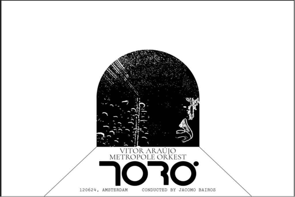 Vitor Araújo acaba de fazer o que pouquíssimos artistas brasileiros conseguiram: subir como solista à frente de uma grande orquestra sinfônica internacional, e nos seus próprios termos. TORÓ, álbum e filme com a lendária Metropole Orkest, foi gravado ao vivo em Amsterdã e chega como declaração artística, não como cortesia de gala.

O trabalho solda ritmos nordestinos, experimentação eletrônica e grandiosidade orquestral num só corpo inquieto e festivo. Há macumbas orquestrais maximalistas inspiradas em Villa-Lobos, Moacir Santos e Jobim, uma faixa minimalista em que um rádio de pilha sintonizado ao vivo vira solista em homenagem a John Cage, e um afoxé de carnaval a 140 bpm colidindo com a melancolia espacial das cordas e da voz.

Com o lançamento, Araújo se junta a Edu Lobo e Ivan Lins no pequeno grupo de solistas brasileiros que já colaboraram com a Metropole Orkest. Recife, o mangue, os folguedos de Olinda e a sala de concerto europeia dividem o mesmo espaço, e o resultado lembra que a cultura feita na periferia segue ditando o tom da conversa.