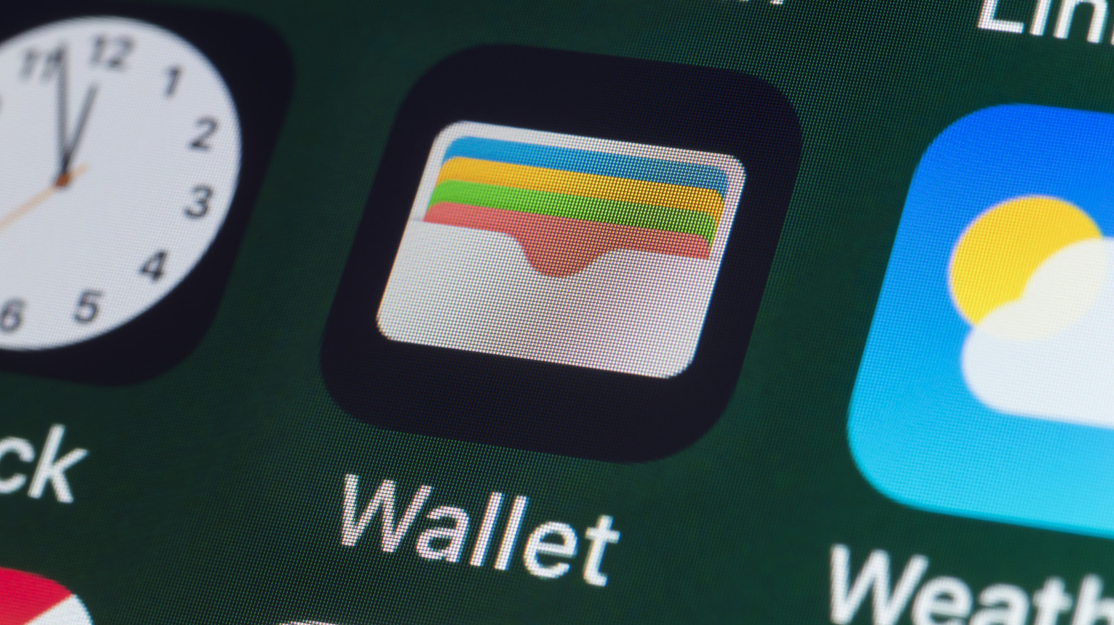 O Apple Wallet foi feito para tornar pagamentos simples, mas às vezes o cartão é recusado, o passe não carrega ou o Face ID atrapalha. Este guia mostra como resolver os problemas mais comuns do Apple Wallet e do Apple Pay, desde cartões vencidos até restrições de região, com soluções rápidas e fáceis.

A melhor notícia é que você não precisa resetar todo o iPhone para resolver a maioria dos casos. Muitas vezes, basta remover e adicionar o cartão de novo, atualizar o sistema ou revisar as configurações de segurança. Assim, você volta a pagar com tranquilidade na loja ou durante viagens.
