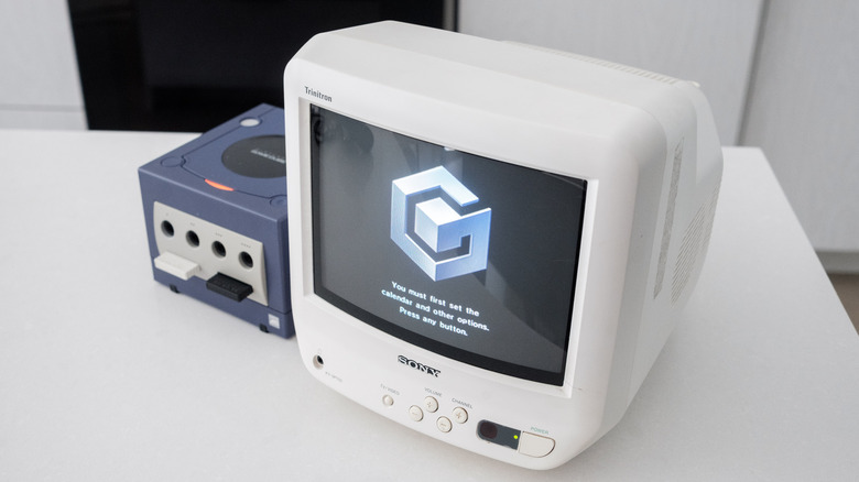 O cubo roxo completa 25 anos e merece celebração. O console esquisito da Nintendo nunca vendeu como o PlayStation 2 e nem tocava DVD, mas construiu uma das bibliotecas mais amadas da história dos games. De Animal Crossing e Metroid Prime a Super Smash Bros. Melee e Resident Evil 4, o GameCube provou que ambição e criatividade podem vencer o poder de mercado.

Títulos como The Wind Waker, F-Zero GX, Eternal Darkness e Skies of Arcadia Legends continuam incríveis porque foram feitos por pessoas com tempo e liberdade para arriscar. É justamente a lição que a indústria insiste em esquecer enquanto persegue crescimento infinito, corta equipes e fecha estúdios criativos para proteger lucros trimestrais. Jogos memoráveis nascem de investimento em quem faz, não de demissões em massa.

O aniversário lembra que os clássicos que rejogamos até hoje existem porque times talentosos receberam confiança para experimentar. Se você quer voltar a essa era, vários desses jogos estão disponíveis no hardware moderno da Nintendo pela coleção GameCube, e as mídias físicas originais seguem como itens de colecionador disputados.