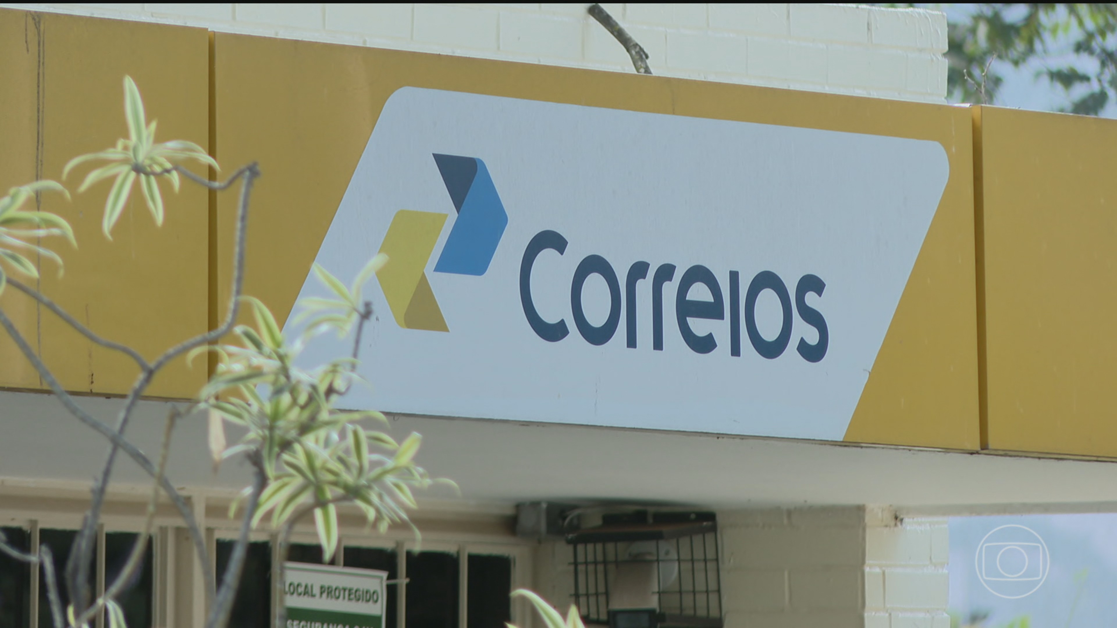 Os Correios registraram um prejuízo de R$ 5,4 bilhões no primeiro semestre de 2026. Apesar de o valor ainda ser bilionário, o resultado indica uma leve recuperação em relação aos trimestres anteriores, com queda de R$ 1,1 bilhão nas despesas — impulsionada principalmente pela redução dos gastos com salários e benefícios.

Mas a crise está longe do fim. As despesas financeiras dispararam 179%, puxadas pelos juros de um empréstimo de R$ 12 bilhões contratado no ano passado. A receita internacional despencou após o programa Remessa Conforme e a famosa 'taxa das blusinhas' — que, mesmo extinta, deixou sequelas graves. Com provisões judiciais crescendo, a estatal enfrenta uma recuperação turbulenta e repleta de desafios políticos e econômicos.