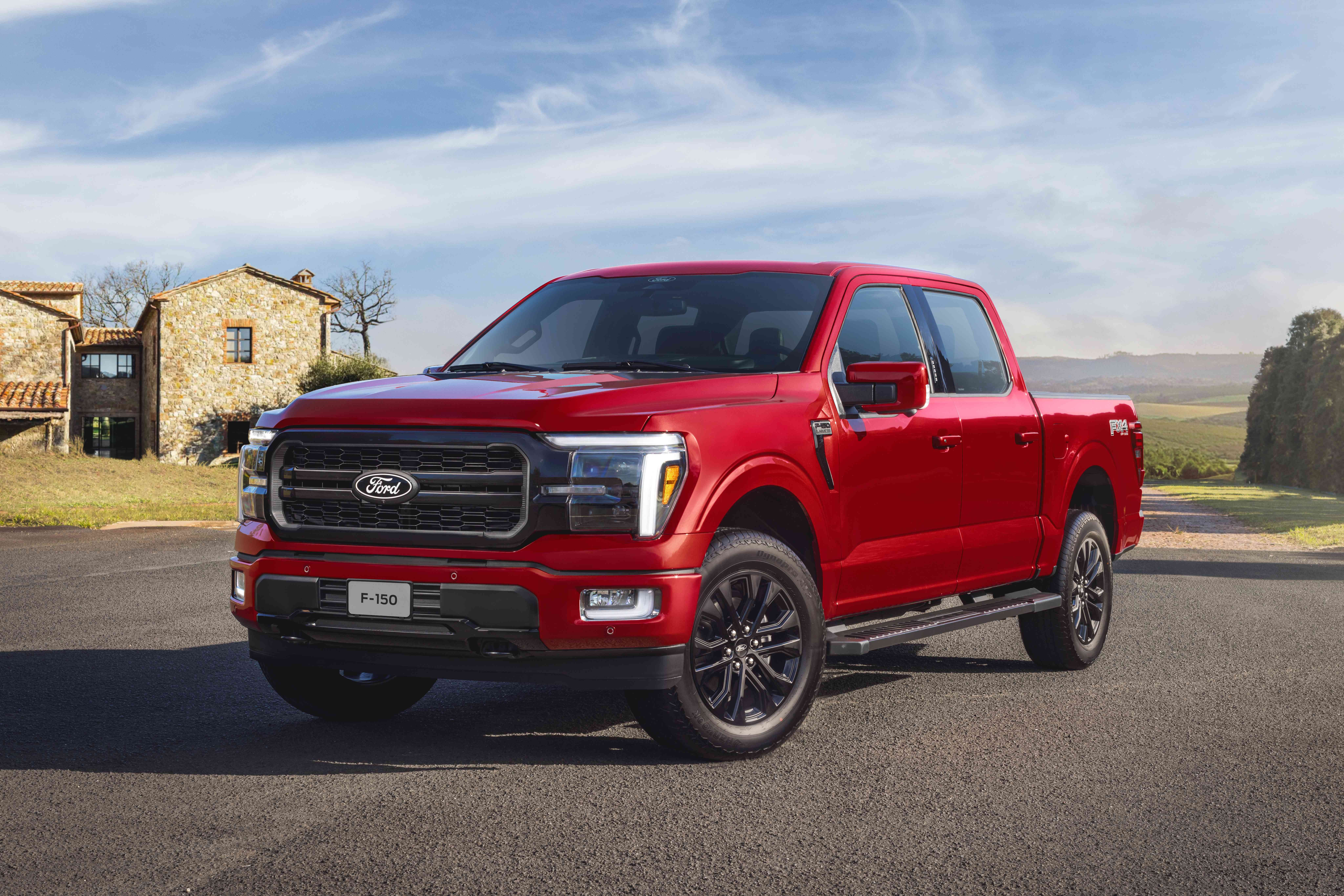 Alerta máximo para donos de Ford F-150 no Brasil. A montadora anunciou um recall por causa de cintas que podem não ter sido encaixadas corretamente na estrutura do veículo, o que abre espaço para vazamento de combustível e risco de incêndio.

A falha também pode desligar o motor de repente com a picape em movimento. Em casos extremos, o tanque pode se soltar e provocar acidentes graves, com risco de morte para ocupantes e terceiros.

A Ford vai inspecionar e substituir gratuitamente as cintas afetadas, em um serviço de cerca de 30 minutos. Proprietários já podem agendar o reparo e devem conferir se o chassi do seu veículo está na lista do recall.