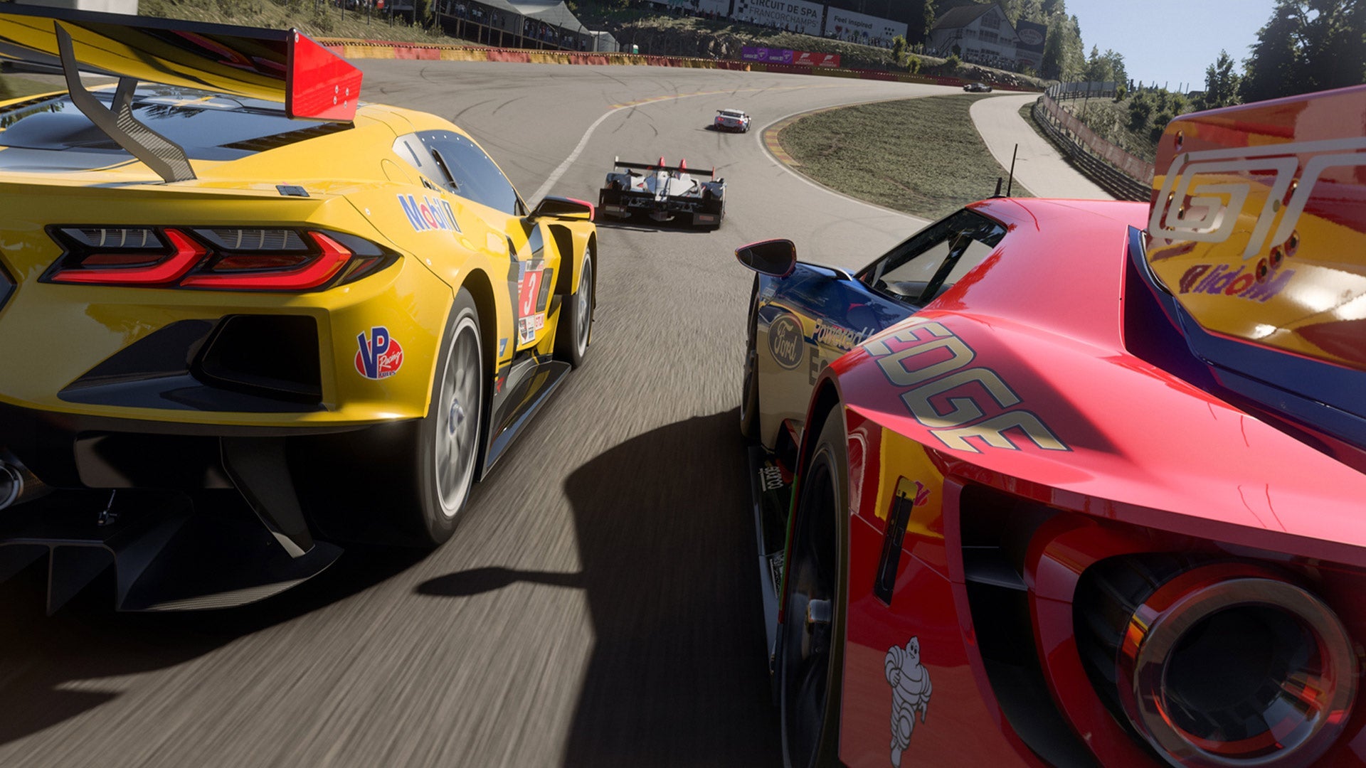 Dan Greenawalt, veterano da Microsoft que ajudou a fundar a Turn 10 Studios e dirigiu oito jogos Forza Motorsport ao longo de quatro gerações do Xbox, está se aposentando após 27 anos. A saída acontece em meio ao "reset" da Xbox, com a Turn 10 fundida à Playground Games e o Forza Motorsport de 2023 aparentemente sem novos conteúdos, enquanto a equipe restante dá suporte a Forza Horizon.

O legado é enorme, mas o alerta também. Demissões e consolidação estão empurrando um dos estúdios mais influentes das corridas para o suporte de uma franquia mais segura e lucrativa, e isso deve preocupar quem valoriza risco criativo. Celebrar a trajetória de Greenawalt também significa exigir melhores condições para os desenvolvedores que a construíram e para equipes que ainda tentam criar jogos ambiciosos sob pressão corporativa.