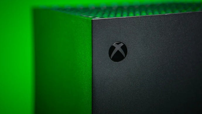 A CEO do Xbox negou publicamente os rumores de que a Microsoft poderia separar sua divisão de games, dizendo ao New York Times que o Xbox não está à venda. A declaração vem em meio a uma reestruturação que já cortou um quinto do quadro de funcionários, fechou ou vendeu cinco estúdios e propôs o fechamento da Ninja Theory.

O Xbox afirma que vai buscar as parcerias e o modelo operacional certos para garantir o sucesso da divisão. Mas os números contam outra história: o Xbox representa cerca de 6% do lucro total da Microsoft, o crescimento de assinantes do Game Pass estagnou e a Microsoft recuou da ideia de lançar novos Call of Duty diretamente no serviço.

Com 500 milhões de jogadores mensais e planos de expansão para África, América Latina e Sul da Ásia via cloud gaming, o Xbox tenta vender uma narrativa de crescimento. Só que o custo humano dessa estratégia, demissões em massa e fechamento de estúdios, segue levantando a pergunta: sucesso para quem?