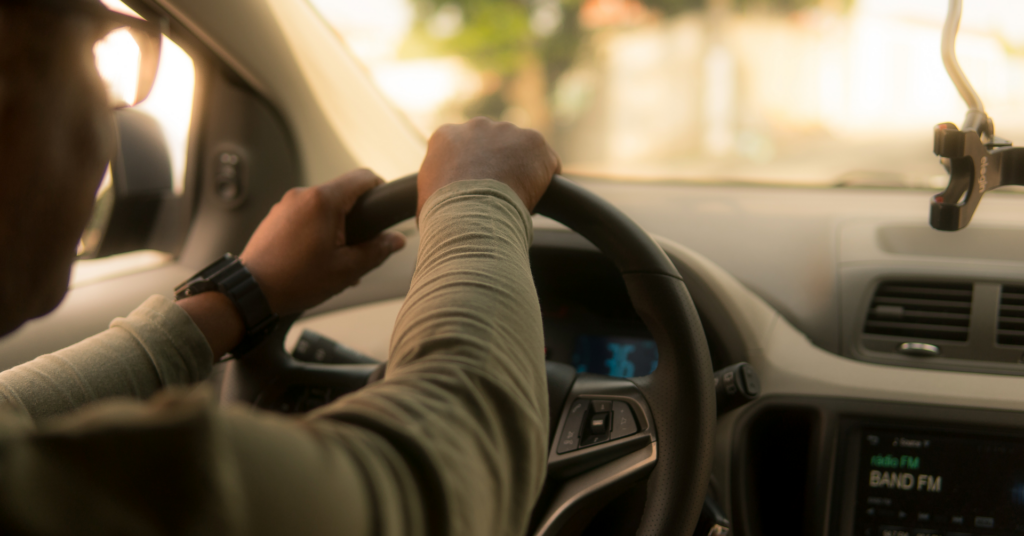 Uma ótima notícia para os taxistas de Belo Horizonte. Uma autorização temporária agora permite que eles busquem passageiros que desembarcam no Terminal 3 do Aeroporto de Confins, encerrando uma restrição que já durava 20 anos para viagens de retorno.

A medida também libera a circulação dos táxis nas pistas exclusivas do MOVE, mas continua proibido o embarque de passageiros nos Terminais 1 e 2. O anúncio representa um avanço importante nas negociações para ampliar a atuação dos taxistas no principal aeroporto mineiro.