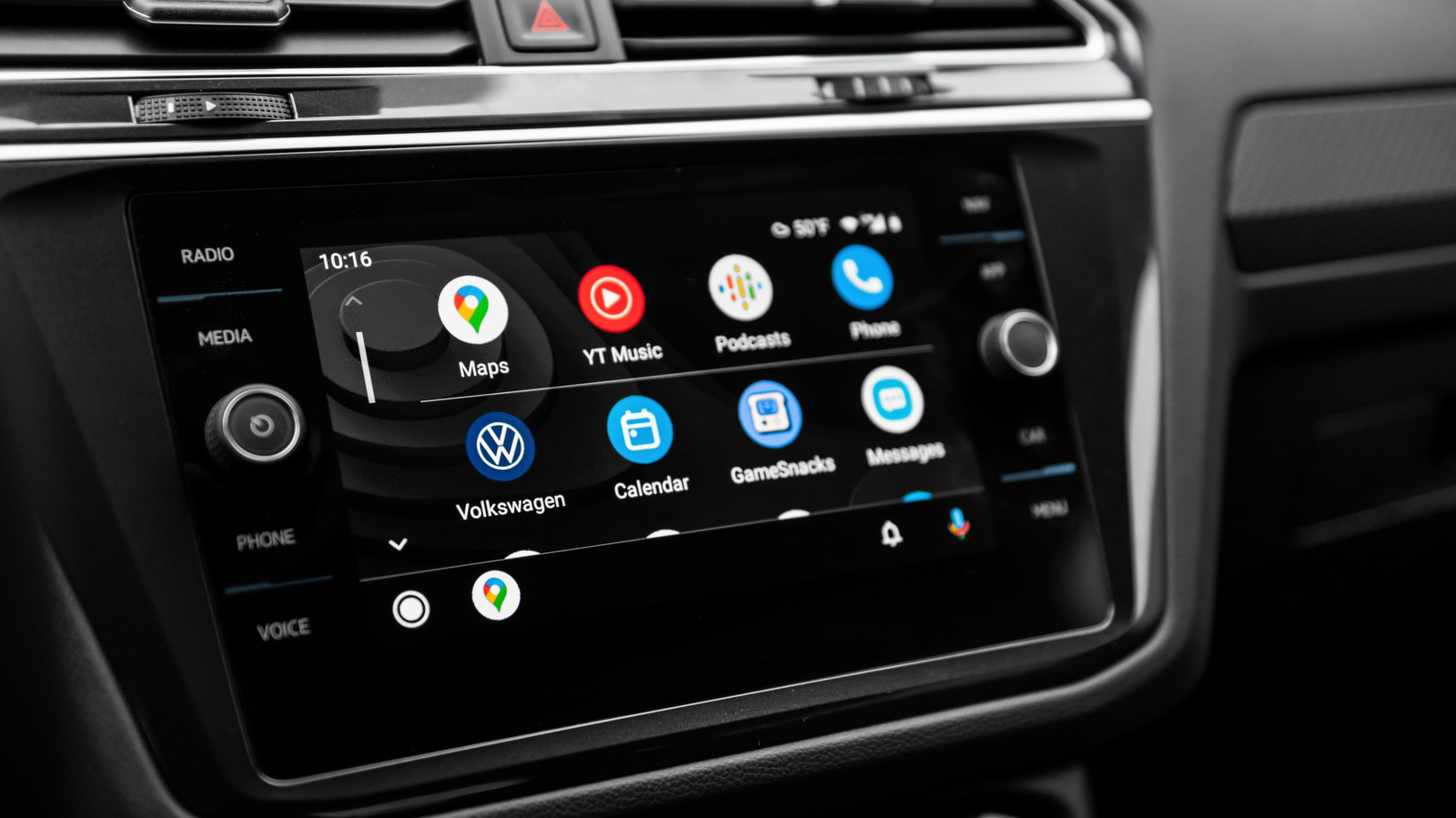 Donos de celulares dobráveis estão enfrentando um novo problema irritante: seus aparelhos não conseguem mais fazer chamadas quando estão fechados e conectados ao Android Auto. Relatos no Reddit e nos fóruns do Google e da Motorola apontam para um bug persistente que bloqueia ligações, e alguns usuários veem a mensagem pedindo para abrir o aparelho.

Muitos dos afetados dizem que o problema começou logo após migrarem para o Gemini, o assistente de IA que está substituindo rapidamente o Google Assistant em todo o ecossistema. Donos de Motorola Razr Ultra e Samsung Galaxy Z Flip 7 estão entre os mais atingidos.

Google e Motorola estariam investigando o caso, mas ainda não há correção oficial. A falha escancara as dores de crescimento de enfiar IA em cada canto dos nossos aparelhos e está levando parte dos usuários a procurar ferramentas que simplesmente permitam desligar o assistente.