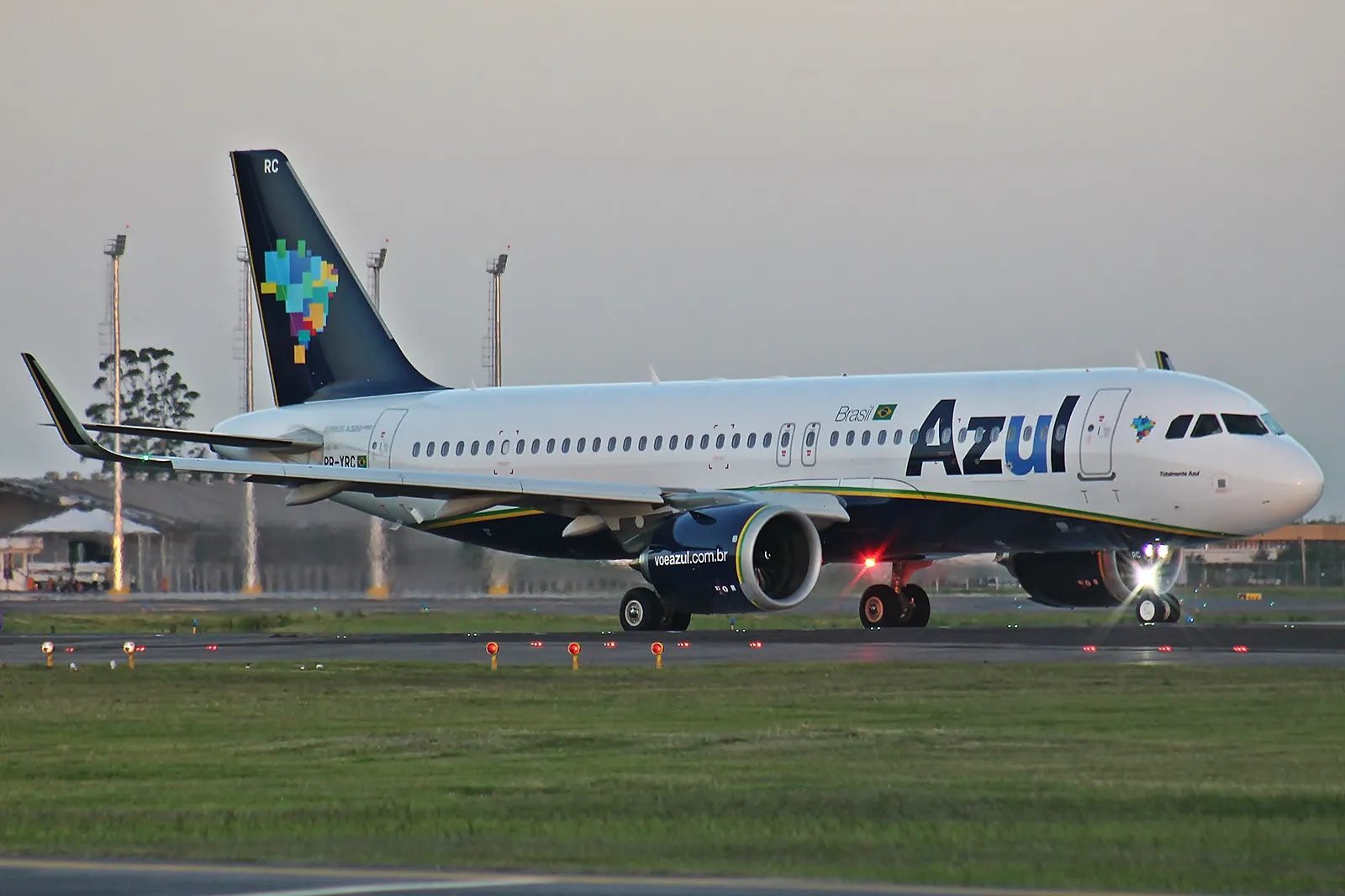 O programa de fidelidade da Azul já foi referência, mas agora coleciona críticas. Em um desabafo recente, um passageiro de elite relatou uma experiência frustrante no aeroporto de Curitiba: fila no balcão Diamante para quem não tem o status, funcionários parados sem ajudar e zero resolução de problemas. A 'bijouteria' nunca esteve tão longe do brilho de antes.

Além do atendimento ruim, a Azul cortou o suporte por WhatsApp para clientes Diamante, atrasou a indenização de uma mala quebrada e segue com emissões de pontos imprevisíveis. Resultado: quem é realmente fiel está repensando a estratégia. Será que ainda vale a pena voar Azul?
