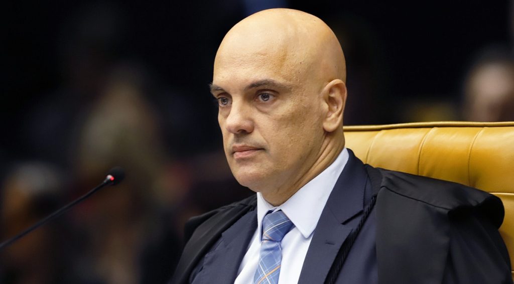 A crise institucional no Supremo Tribunal Federal ficou ainda mais profunda. O ministro Alexandre de Moraes anunciou um pronunciamento à imprensa e, cerca de uma hora depois, cancelou tudo, deixando apenas a promessa de remarcar em data oportuna.

O recuo veio um dia após o presidente do STF, Edson Fachin, retirar de Moraes a relatoria do inquérito das fake news e transferir o caso para a Presidência da Corte. Fachin também convocou uma sessão plenária extraordinária para analisar o relatório da Polícia Federal sobre a suposta interlocução entre Moraes e o banqueiro Daniel Vorcaro.

O material aponta pedidos do empresário para que o ministro atuasse junto à PF e à PGR para frear apurações. O que está em jogo agora é quem controla o inquérito, e se a Corte consegue preservar a própria integridade.