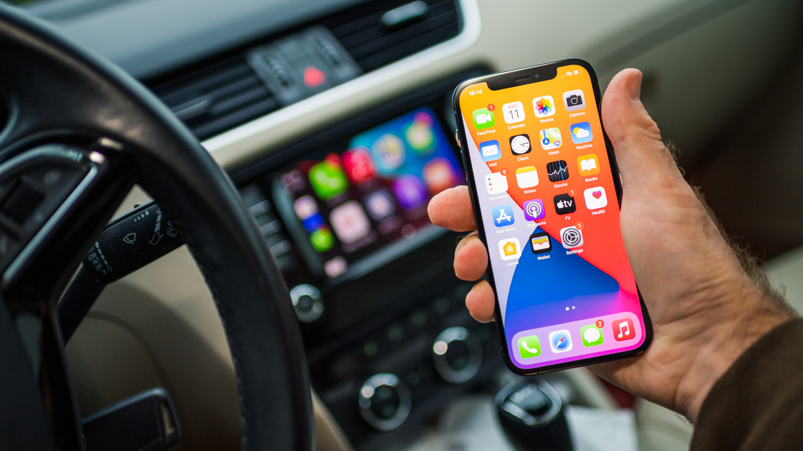 A Apple liberou o iOS 27.2, e o CarPlay ganhou uma atualização significativa. O app Podcasts agora separa New Episodes e Continue Playing, substituindo o antigo Up Next para facilitar retomar programas ou encontrar episódios novos com menos cliques.

O destaque maior fica para a Siri AI no CarPlay. A assistente agora consegue lembrar conversas anteriores e usar contexto de mensagens de voz, histórico do Safari, Reading List, participantes do Calendário e fotos em Mensagens para respostas mais completas. A Apple também renovou o ícone do app Música com estilo monocromático, enquanto alguns usuários relatam que o suporte a vídeos via APTV parou de funcionar após a atualização.
