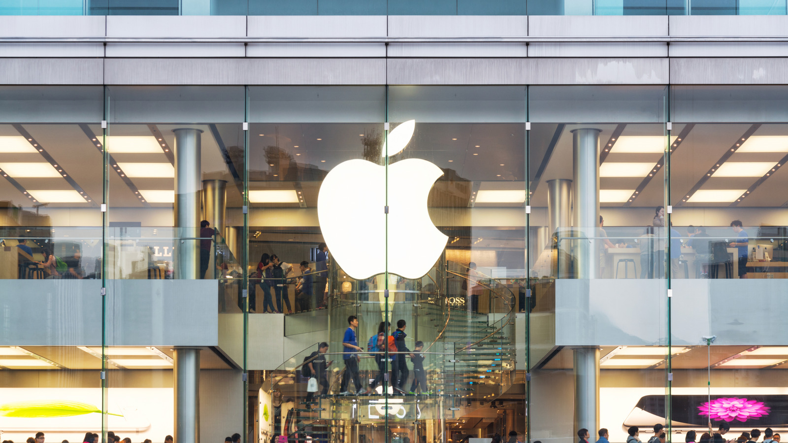 A Apple estaria preparando um novo hub de casa inteligente chamado HomeView, um centro de comando com tela e controlado por Siri que pode finalmente unificar a visão da empresa para a casa conectada. Relatos indicam versões de mesa e de parede, com suporte limitado a apps e sem App Store, incentivando o uso de acessórios de terceiros via Siri e o app Casa.

A empresa estaria trabalhando com LG e Schneider Electric em campainhas, termostatos e câmeras de segurança para a Apple Home Collection. Um HomePod mini renovado e um novo Apple TV também devem chegar antes, tornando este um momento importante para o ecossistema de casa inteligente da Apple.