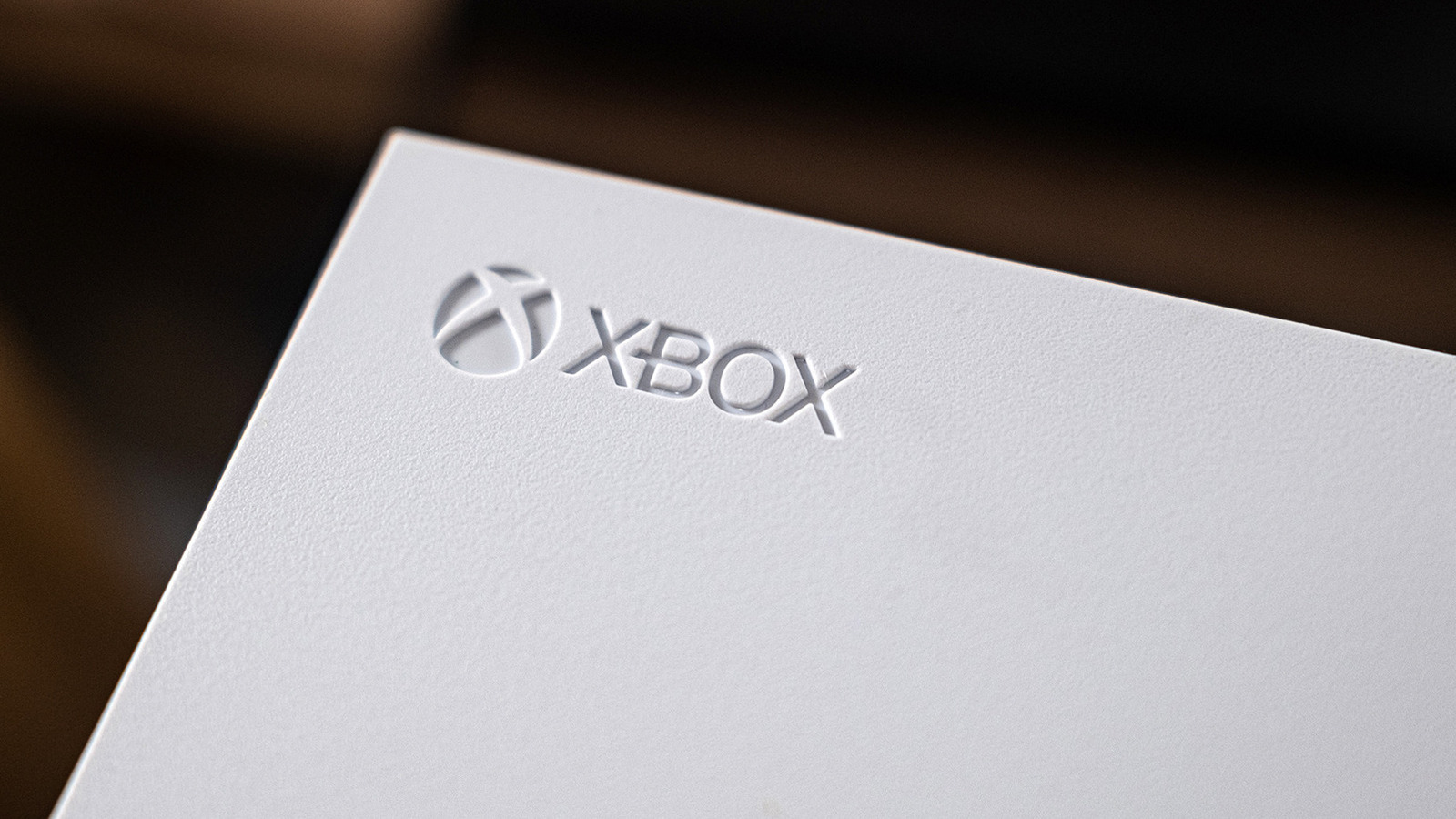Um grande vazamento direto do backend do Xbox Design Lab revelou o Elite Controller 3, codinome Edessa. O novo controle promete analógicos Hall-effect e TMR para acabar de vez com o drift, além de haptics por bobina de voz para uma imersão similar ao DualSense do PS5. Espere roda de rolagem de áudio dedicada, faceplates personalizáveis e várias opções de paddles. Quatro combinações de SKU são especuladas, incluindo Elite Complete e Elite Base.

Apesar do hardware empolgante, ele chega em meio a uma indústria que insiste em priorizar lucro sobre pessoas. Demissões em massa e fechamentos de estúdios continuam destruindo a vida dos desenvolvedores. Um controle sofisticado não resolve isso. Ainda assim, para quem busca precisão, o Elite Controller 3 pode ser um divisor de águas quando for lançado.
