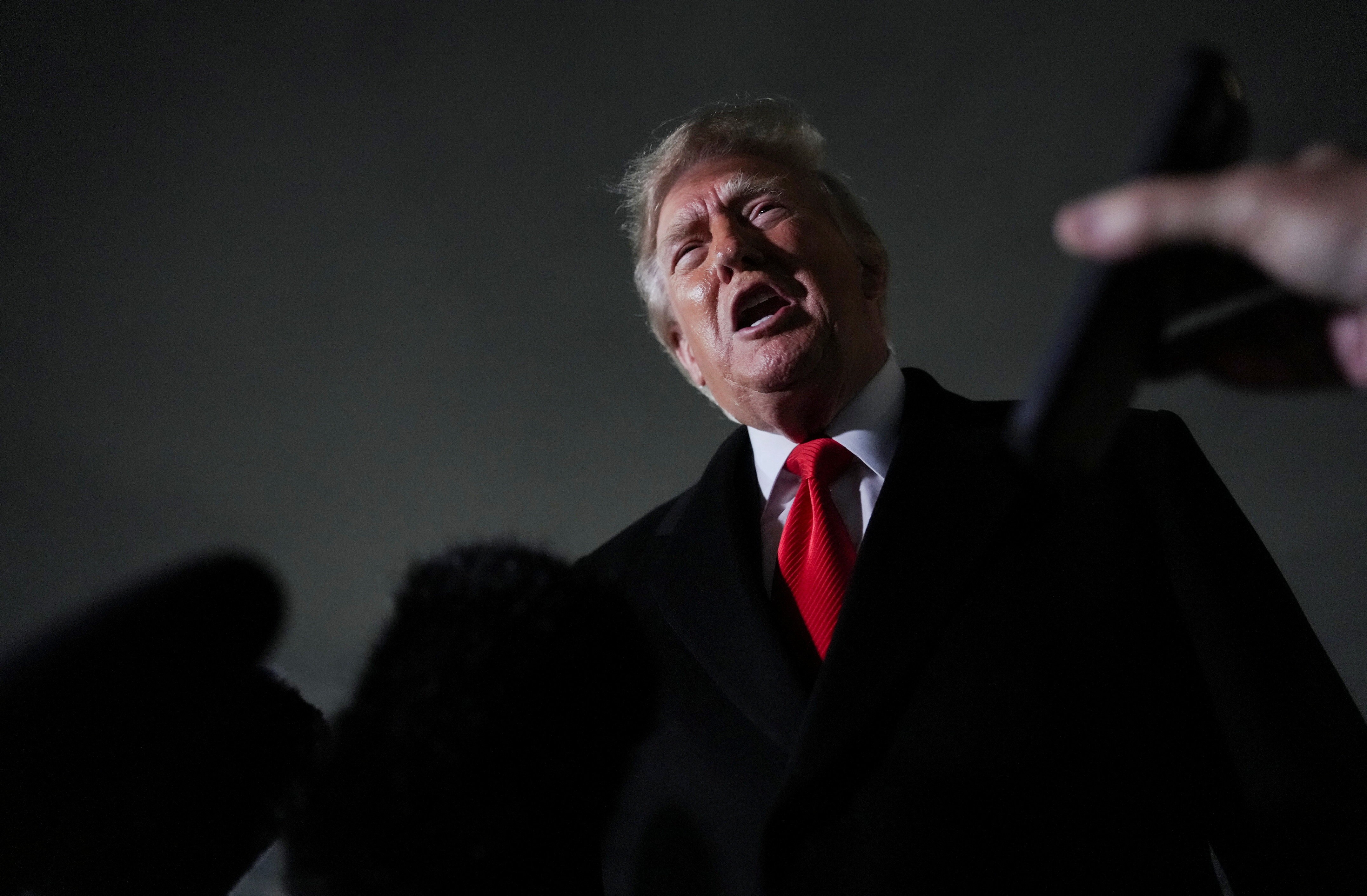 O Tesouro dos EUA confirmou que o déficit federal saltou para US$ 1,99 trilhão no ano fiscal de 2026, o maior em cinco anos e o primeiro ano completo do segundo mandato de Donald Trump. Gastos recordes, juros da dívida e reembolsos após a Suprema Corte derrubar tarifas de Trump ampliaram o rombo.

A dívida pública total passou de US$ 40 trilhões. Enquanto Trump e a direita defendem mais cortes de impostos para os ricos, a conta sobra para trabalhadores: menos investimento social, juros mais altos e uma economia sequestrada pelo grande capital.

O déficit equivale a 6,2% do PIB, acima dos 5,8% de 2025. Não é fatalidade: é o resultado de uma agenda conservadora que privilegia corporações e o mercado, não o povo. A esquerda cobra tributação justa, serviços públicos fortes e responsabilidade fiscal de verdade.