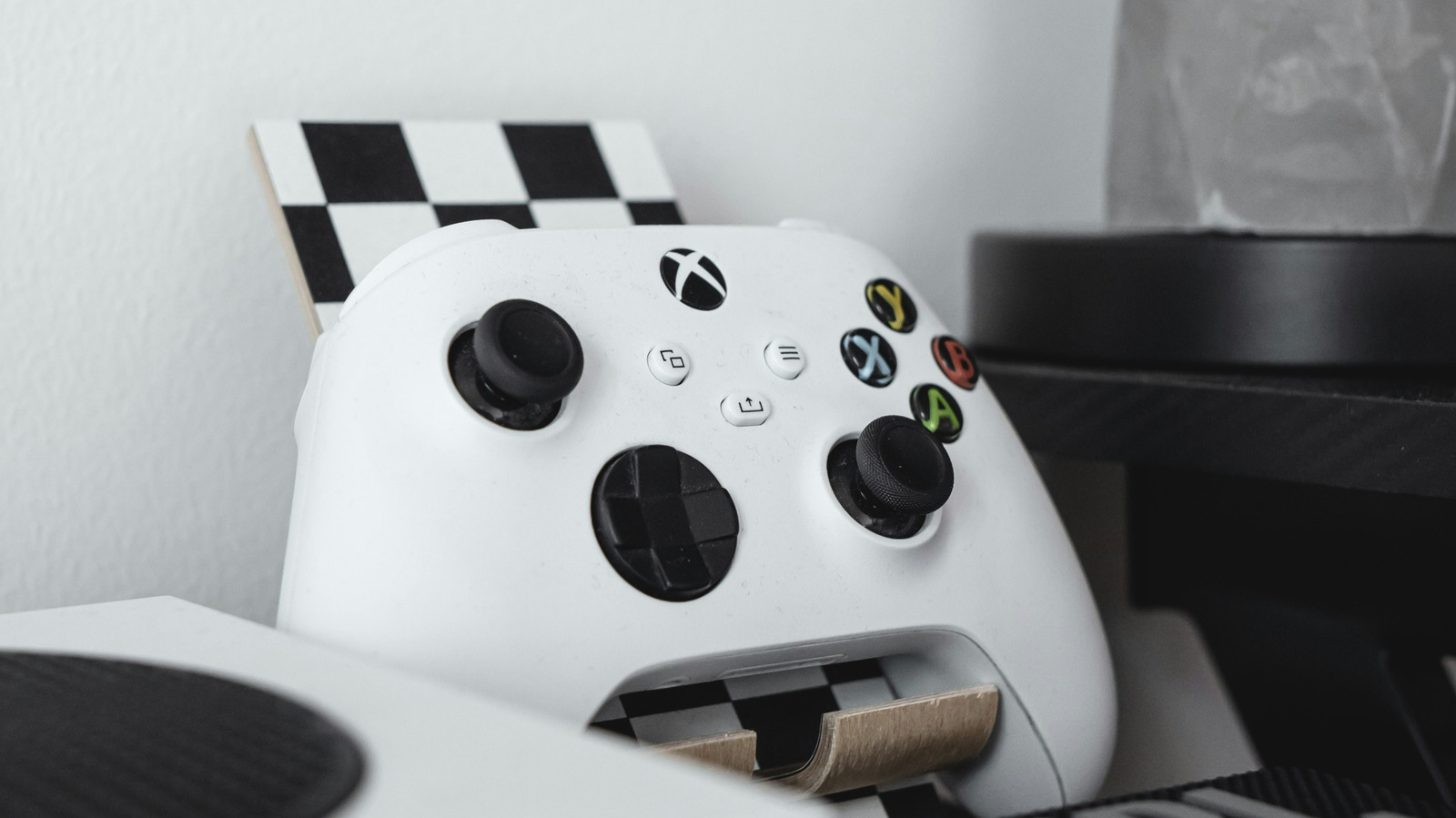 O tão anunciado reset do Xbox acabou de custar mais 268 empregos. Os cortes atingem o Halo Studios e outras equipes first-party, enquanto a divisão reorganiza seus estúdios sob o comando da Activision, Bethesda e King.

A Ninja Theory, estúdio de Hellblade, agora enfrenta o risco de fechamento depois que dois acordos de venda fracassaram. A Arkane Lyon pode ser a próxima, e Playground e Turn 10 serão fundidas em uma única operação.

É isso que acontece quando a margem de lucro importa mais do que as pessoas que realmente fazem os jogos. Mais de 3.200 vagas do Xbox estão marcadas para serem eliminadas até meados de 2027, e quem joga merece saber quem paga a conta dessa planilha. Desenvolvedores não são linhas de custo, e jogos memoráveis não nascem de reestruturação.