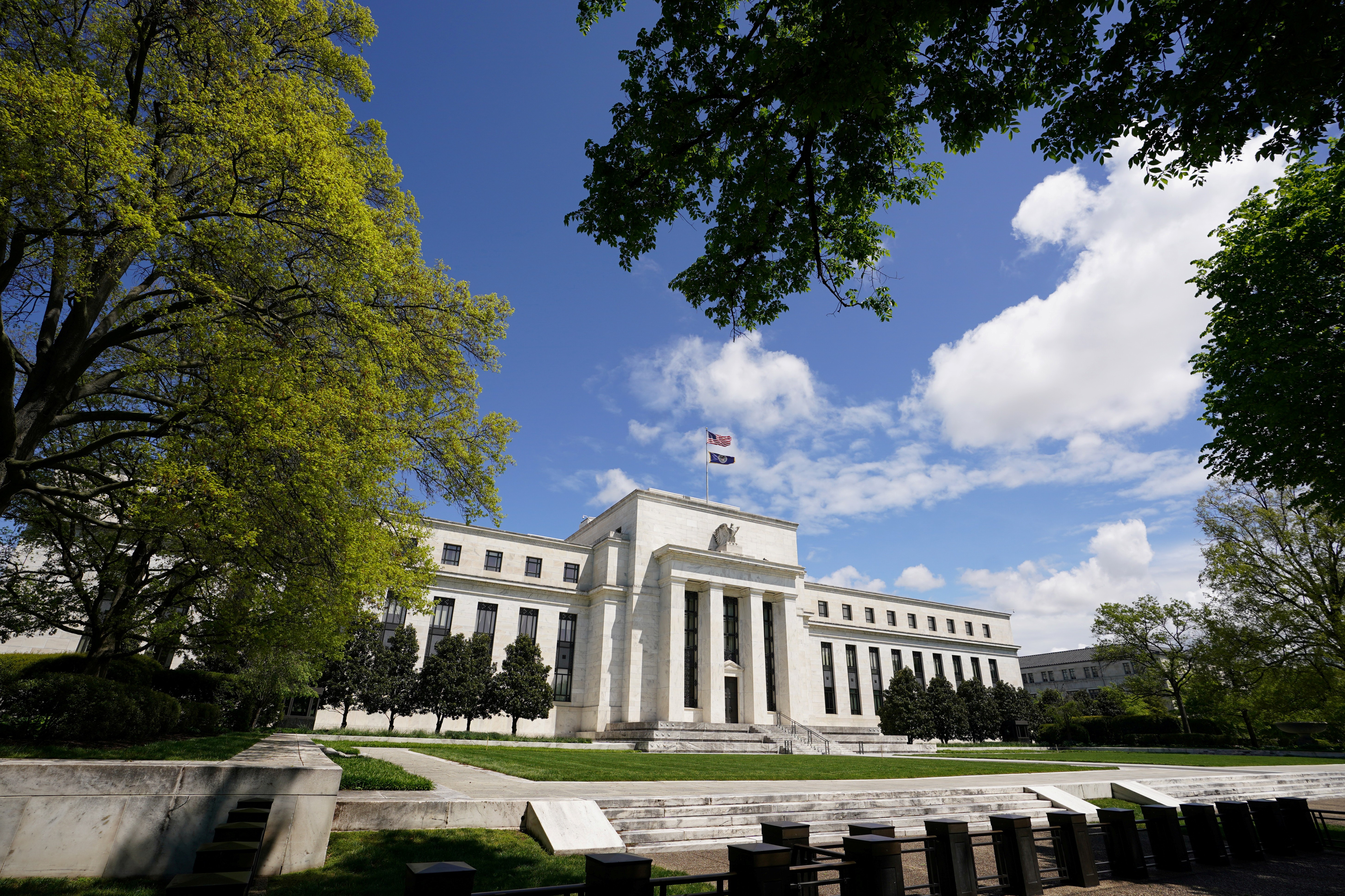 O Federal Reserve voltou a apertar os juros dos Estados Unidos pela primeira vez em mais de três anos, elevando a taxa básica para a faixa de 3,75% a 4% ao ano. A decisão encerra cinco reuniões seguidas com juros parados e mostra que o banco central americano segue assombrado pela inflação, ainda mais com a disparada do petróleo em meio às tensões no Oriente Médio.

Juros mais altos nos EUA tornam os títulos do Tesouro mais atrativos, puxam capital estrangeiro e fortalecem o dólar. O efeito chega direto ao Brasil: menos investimento por aqui, real mais desvalorizado e mais pressão inflacionária, o que complica a vida do Copom.

Tudo isso acontece sob um novo comando no Fed e em um cenário de guerra tarifária e conflitos geopolíticos que só aumentam a incerteza sobre a economia global.