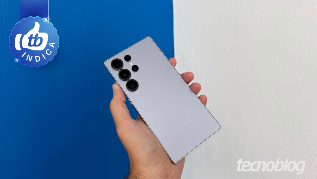 Procurando um celular que encare multitarefa pesada e jogos exigentes sem engasgar? O segmento de 12 GB de RAM está cheio de opções incríveis neste ano, e este guia reúne os 10 melhores modelos para considerar em 2026.

Do Galaxy S26 Ultra e iPhone 17 Pro Max a potências como Poco X8 Pro e Redmi Note 15 Pro, a lista traz desde flagships até intermediários premium. Também explicamos diferenças entre LPDDR5X e LPDDR4X, além de analisar câmeras, bateria e desempenho para você escolher o smartphone ideal para o seu bolso.

Confira o ranking completo e aproveite para encontrar as melhores ofertas nos celulares com 12 GB de RAM mais poderosos do mercado.