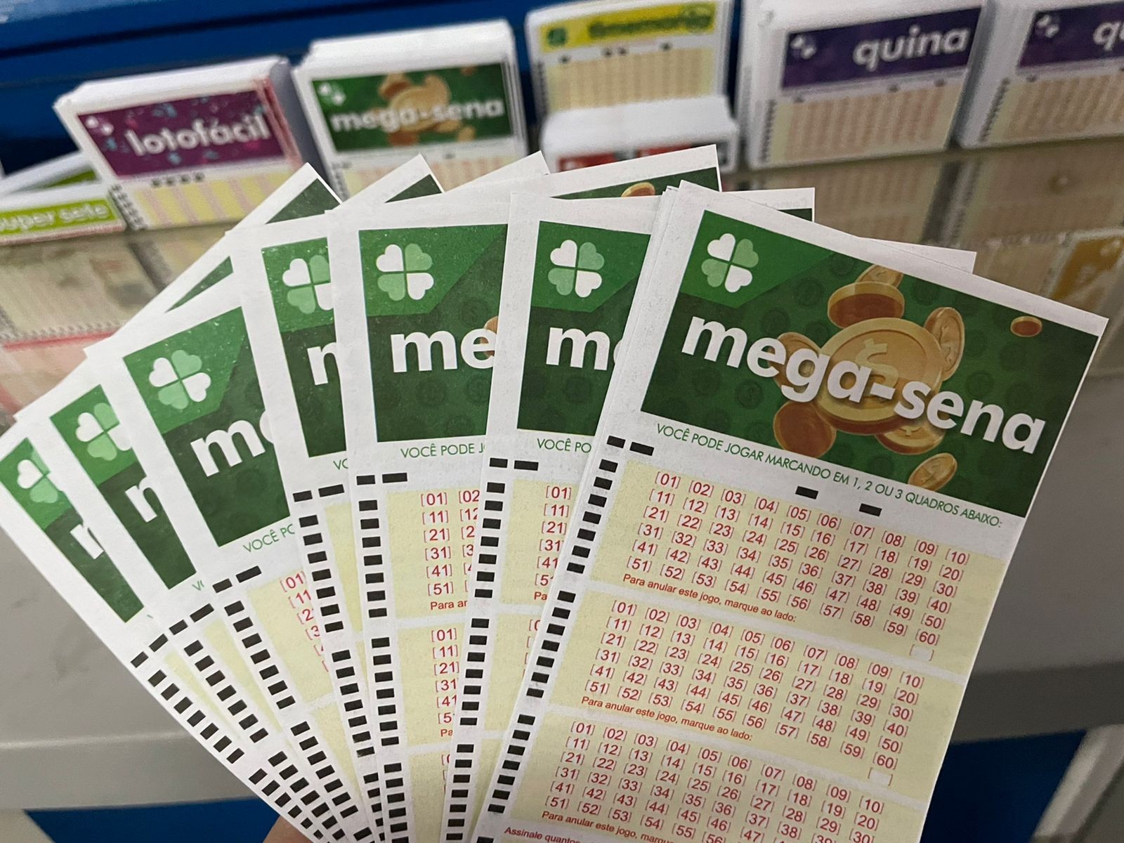 A Mega-Sena acumulou de novo! Como ninguém acertou as seis dezenas no sorteio de quinta-feira, o prêmio subiu para incríveis R$ 58 milhões no concurso deste domingo.

Acompanhe toda a emoção ao vivo: o g1 transmite o sorteio em tempo real no site e no canal do YouTube. A aposta mínima custa R$ 6 e pode ser feita em qualquer lotérica do país ou pela internet, pelo site e app Loterias Caixa.

Acha que está com sorte? A probabilidade de acertar o prêmio com uma aposta simples de seis dezenas é de 1 em 50.063.860, mas alguém vai levar essa bolada — por que não você? Faça sua aposta e boa sorte!