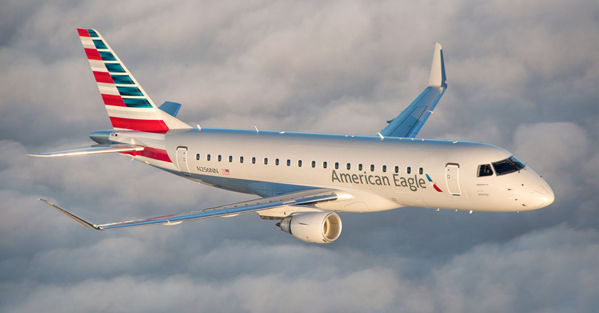 O primeiro voo comercial de passageiros com combustível eletrossustentável (eSAF) nos Estados Unidos já é realidade. A American Airlines, em parceria com a Infinium, decolou de Corpus Christi e pousou em Dallas-Fort Worth usando combustível produzido com CO2 residual e energia renovável, tecnologia que pode reduzir as emissões em mais de 90% em comparação ao querosene convencional.

O marco mostra que a próxima geração de combustíveis de aviação está saindo dos laboratórios e indo para os tanques das aeronaves. Com o projeto Roadrunner, a expectativa é produzir mais de 5 milhões de galões de eSAF por ano a partir de 2027, acelerando a descarbonização do setor.
