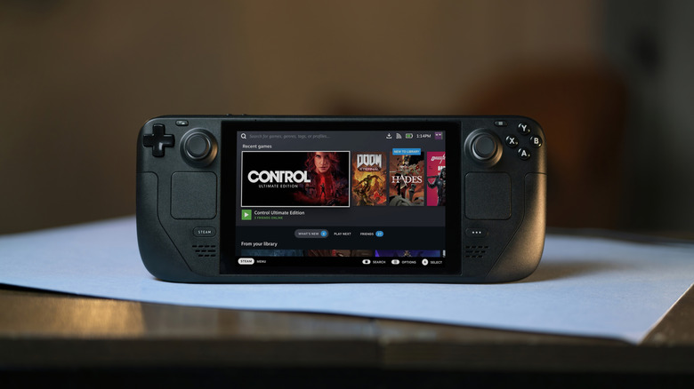 O Steam Deck definiu os portáteis para PC quando foi lançado, mas 2026 trouxe concorrentes mais fortes, jogos mais pesados e um aumento significativo de preço por causa da escassez global de memória RAM. Mesmo assim, o modelo OLED da Valve ainda tem vantagens de peso: melhor bateria, a simplicidade do SteamOS, suporte a HDR e um preço mais acessível que muitos concorrentes com Windows.

Se você joga principalmente títulos mais leves e adora a biblioteca gigante da Steam, o Steam Deck continua sendo um companheiro confortável e duradouro. Só lembre que jogos com anti-cheat como Fortnite e Call of Duty Warzone ainda não rodam no SteamOS. Na disputa entre Steam Deck, ROG Ally, Legion Go e Switch 2, a decisão final depende do preço e do ecossistema — e o portátil da Valve ainda é uma escolha surpreendentemente forte.
